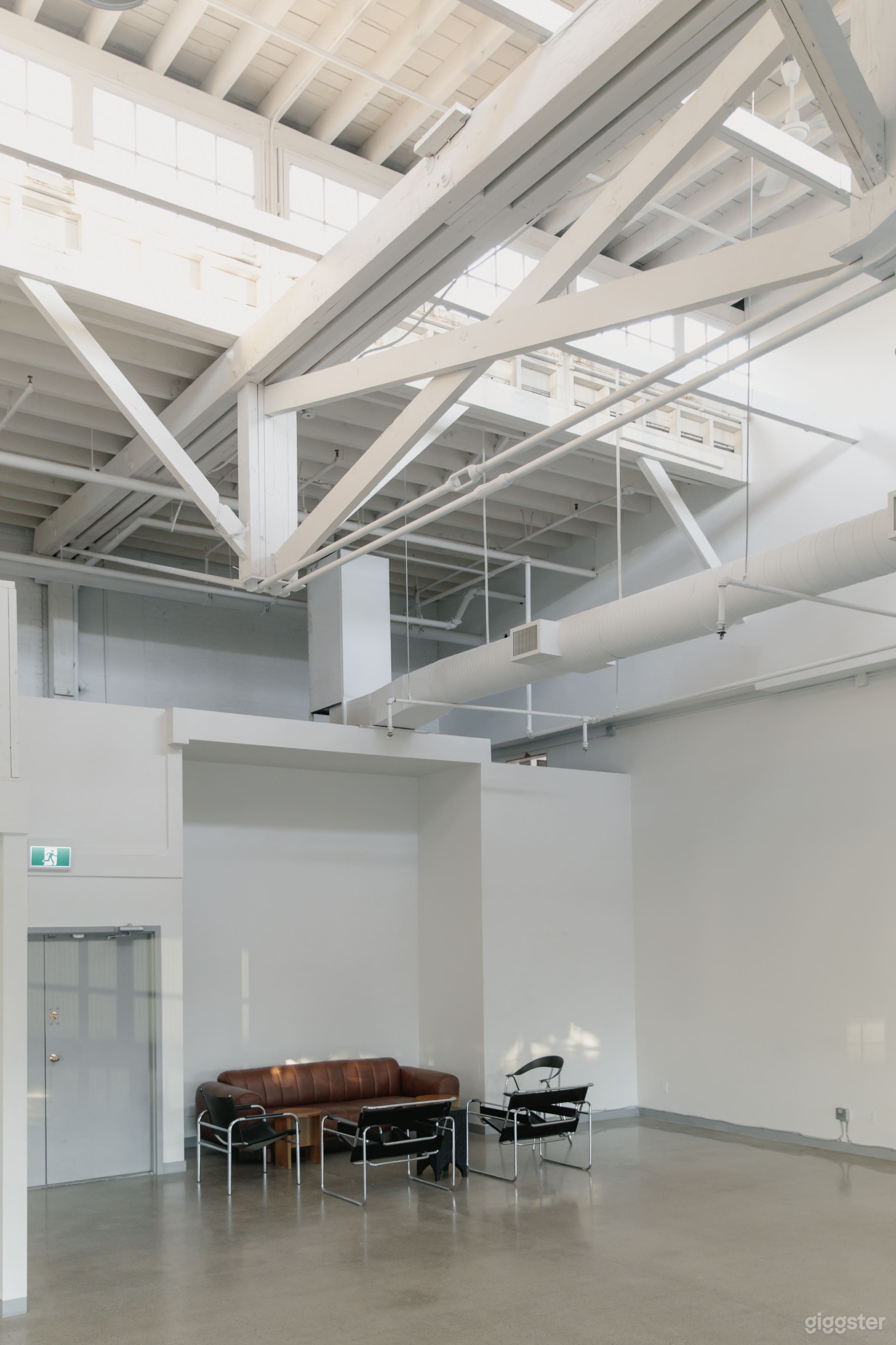 Large Open Space With High Ceilings Photo 4