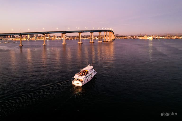  Yacht à moteur de luxe de 73’ avec pont ouvert — Baie de San Diego 