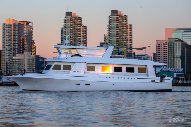  Yacht à moteur de luxe de 73’ avec pont ouvert — Baie de San Diego 