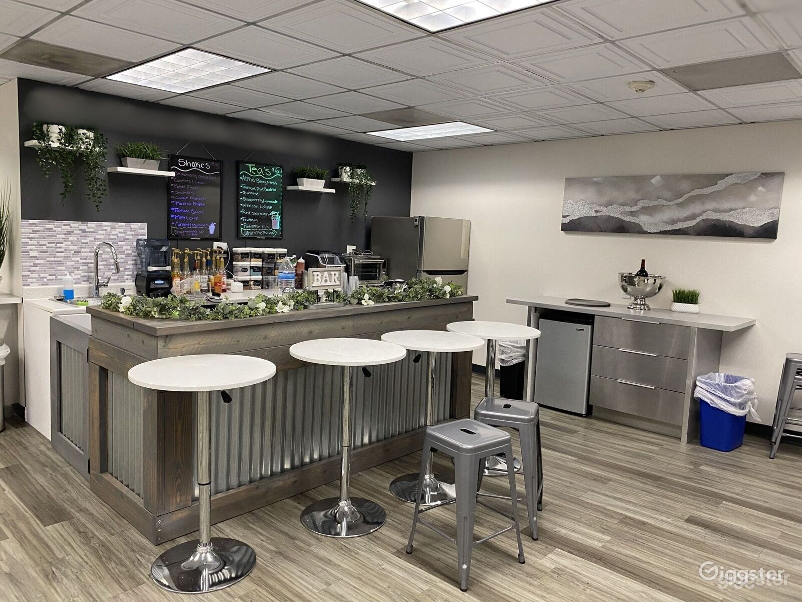 Suite 850: BARBERSHOP / HAIR SALON (LAX) Photo 2