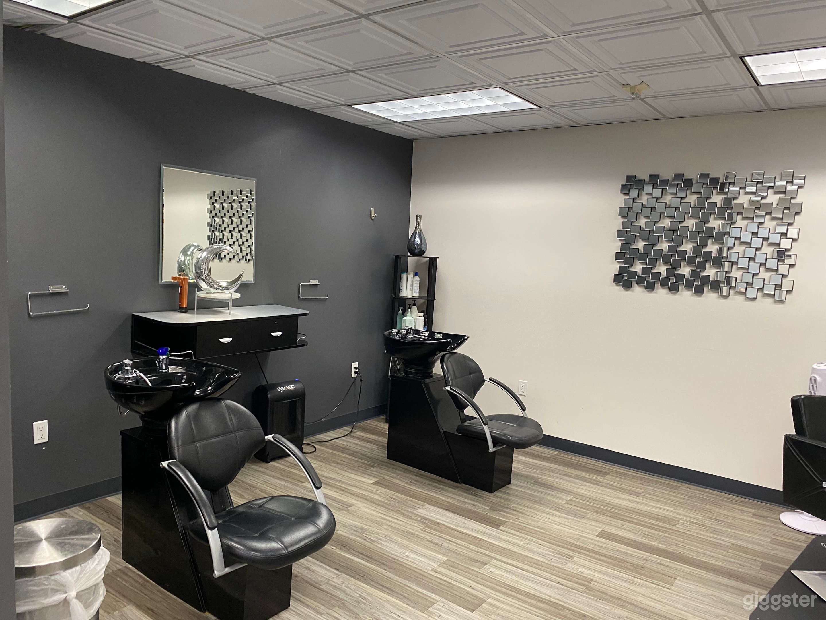 Suite 850: BARBERSHOP / HAIR SALON (LAX) Photo 1