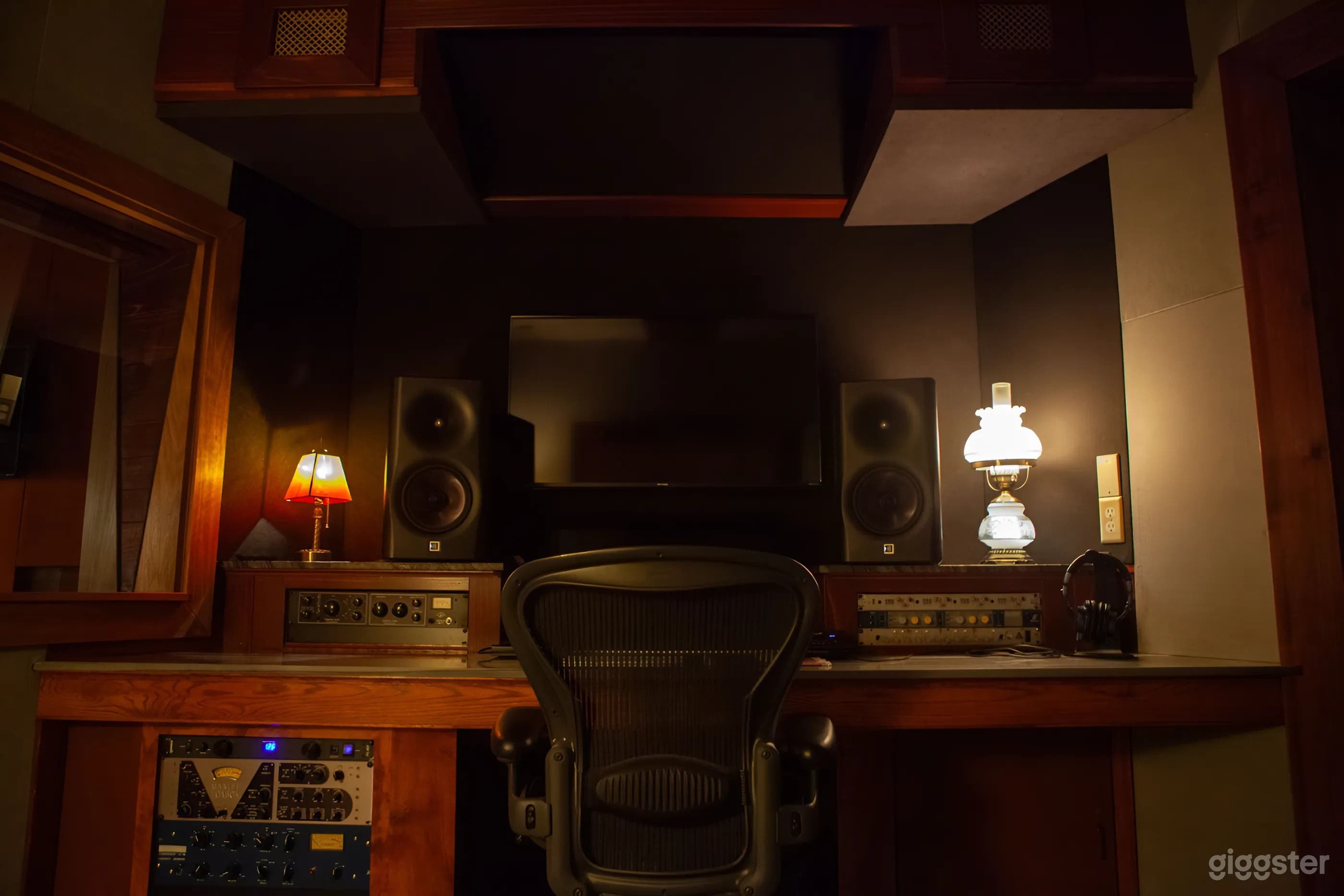 Historic Music Studio in Los Angeles - STUDIO D Photo 4