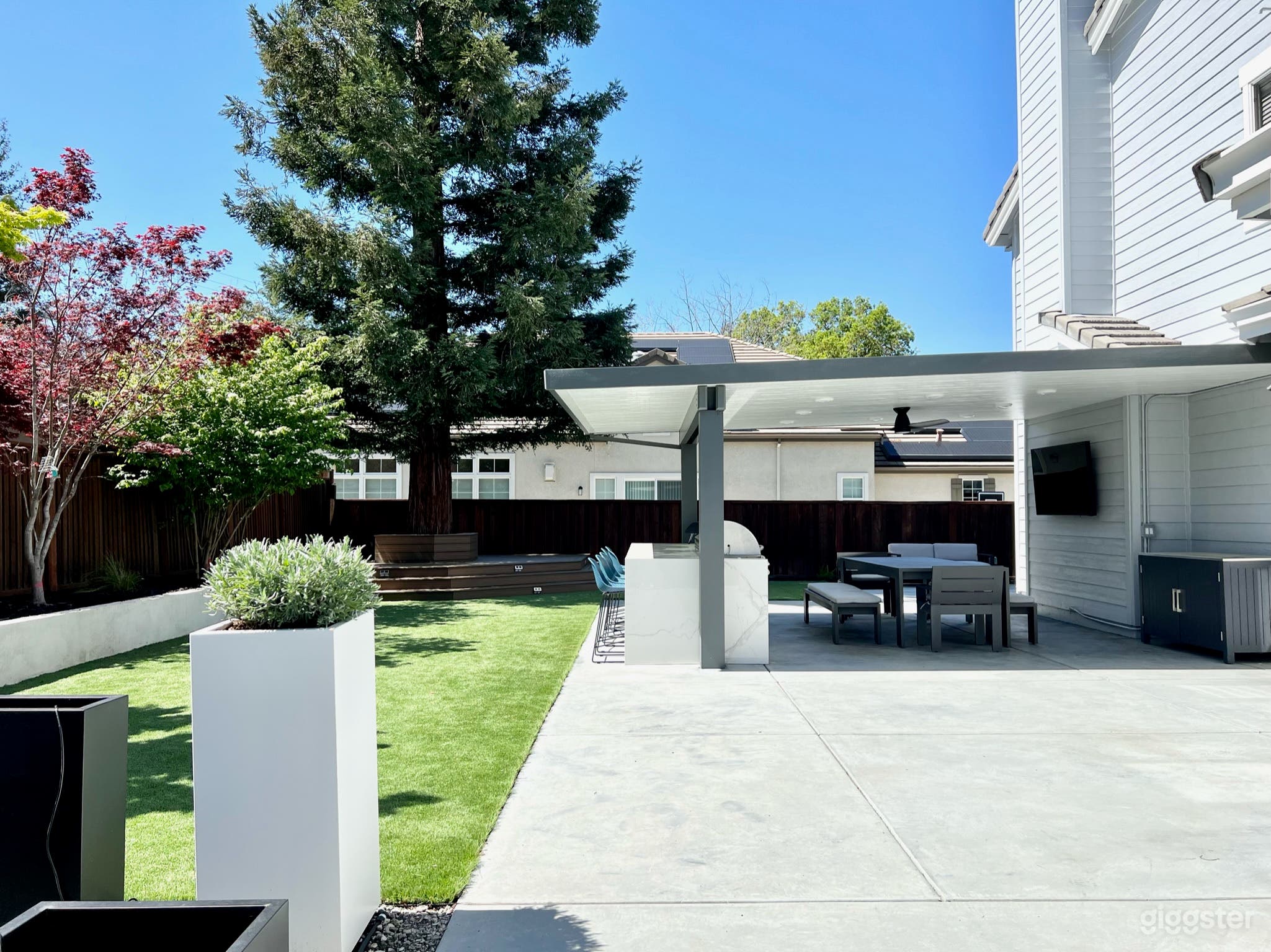 Modern Backyard Retreat: BBQ, Basketball, Golf Photo 3