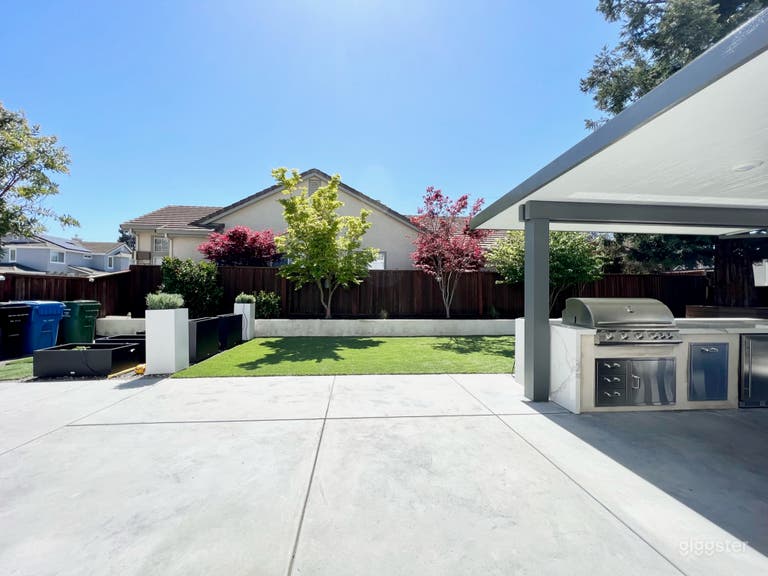 Modern Backyard Retreat: BBQ, Basketball, Golf 