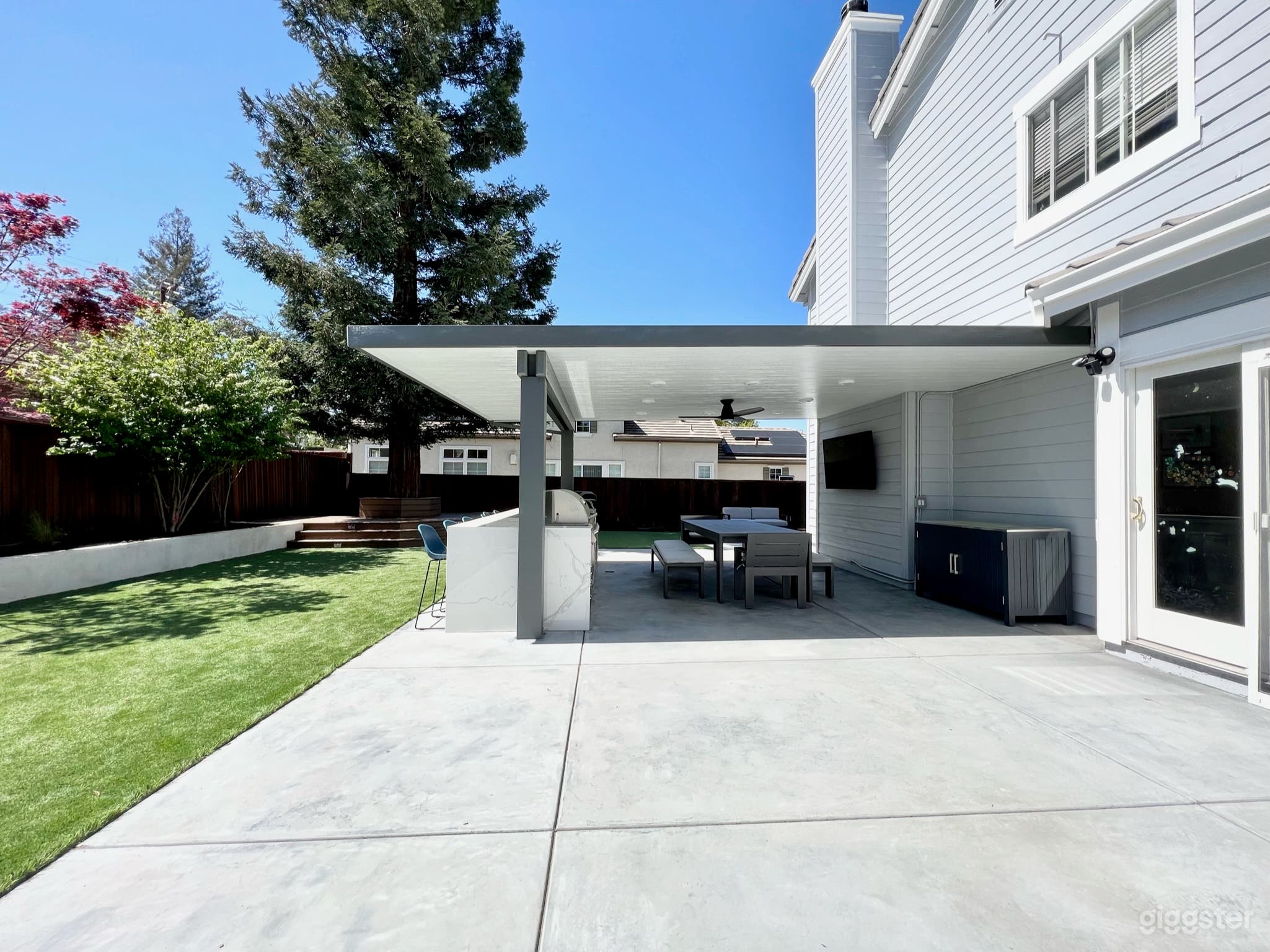 Modern Backyard Retreat: BBQ, Basketball, Golf Photo 4