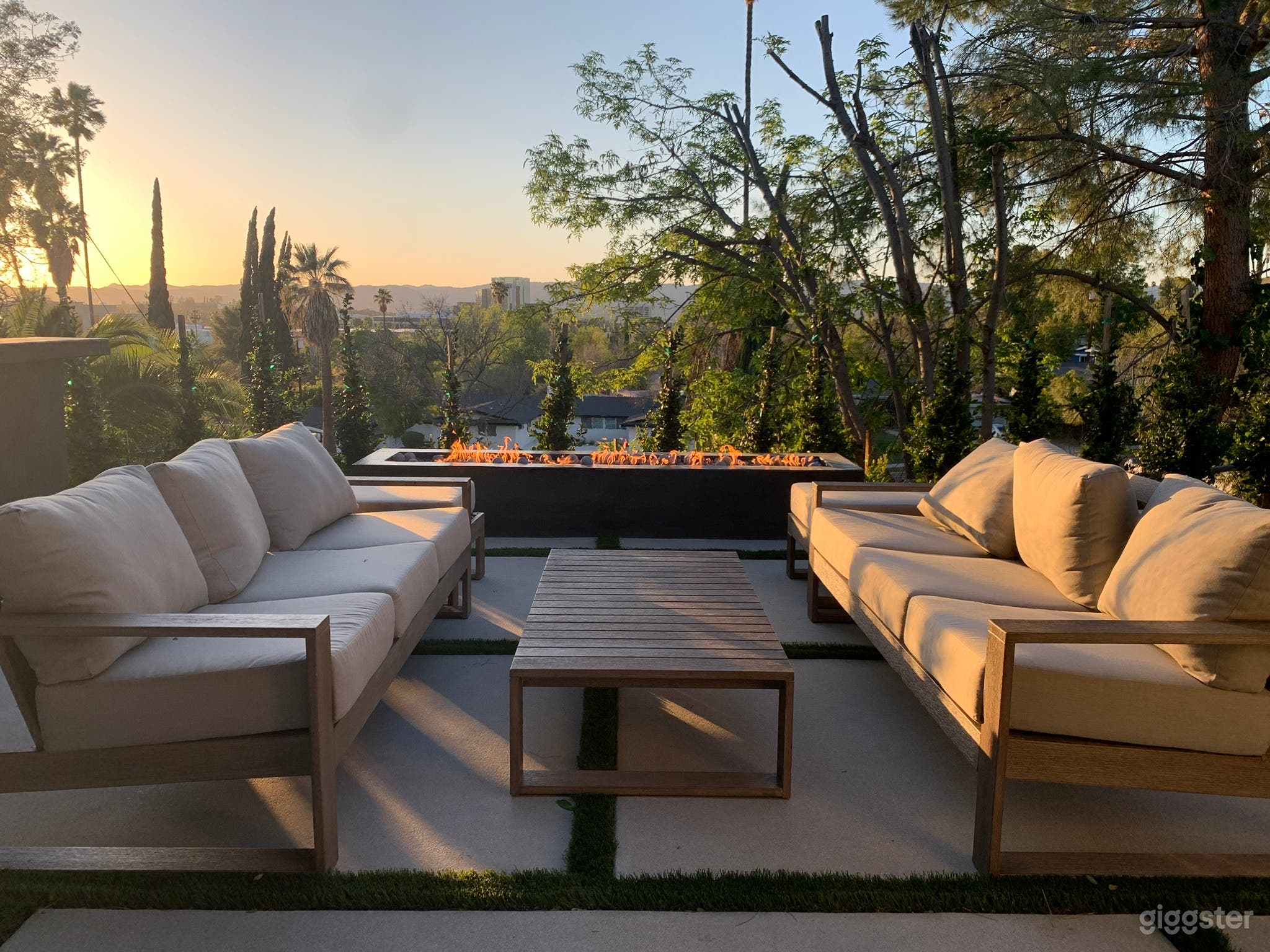 Luxury Living View Home Photo 2