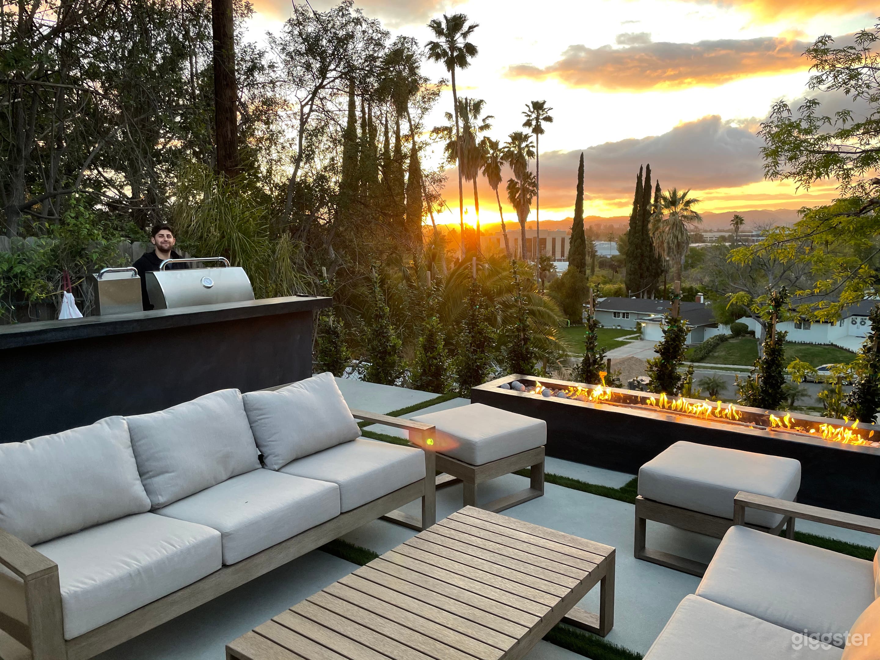 Luxury Living View Home Photo 1