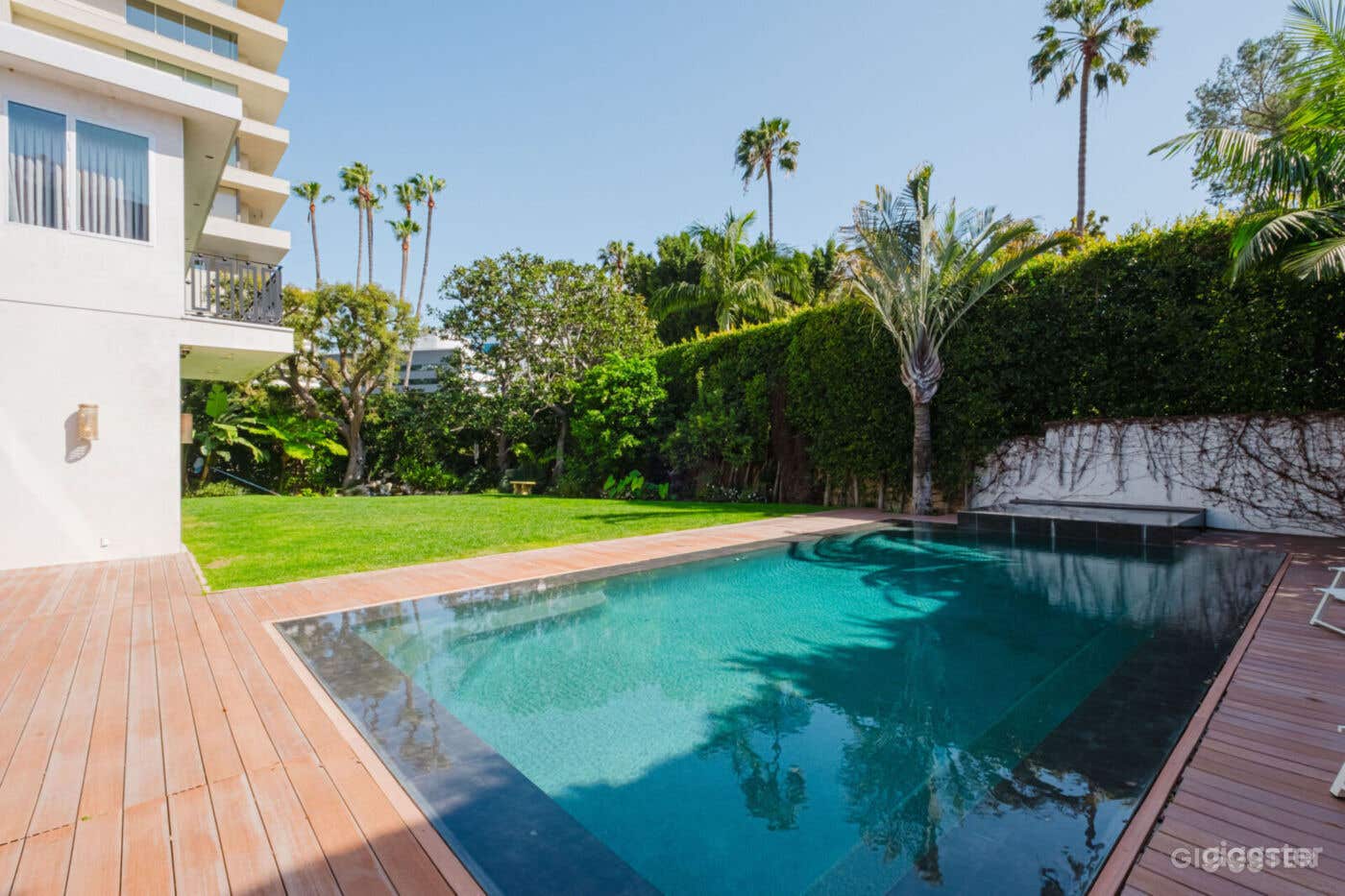  CINEMATIC LUXE SIERRA MANOR/POOL Photo 1