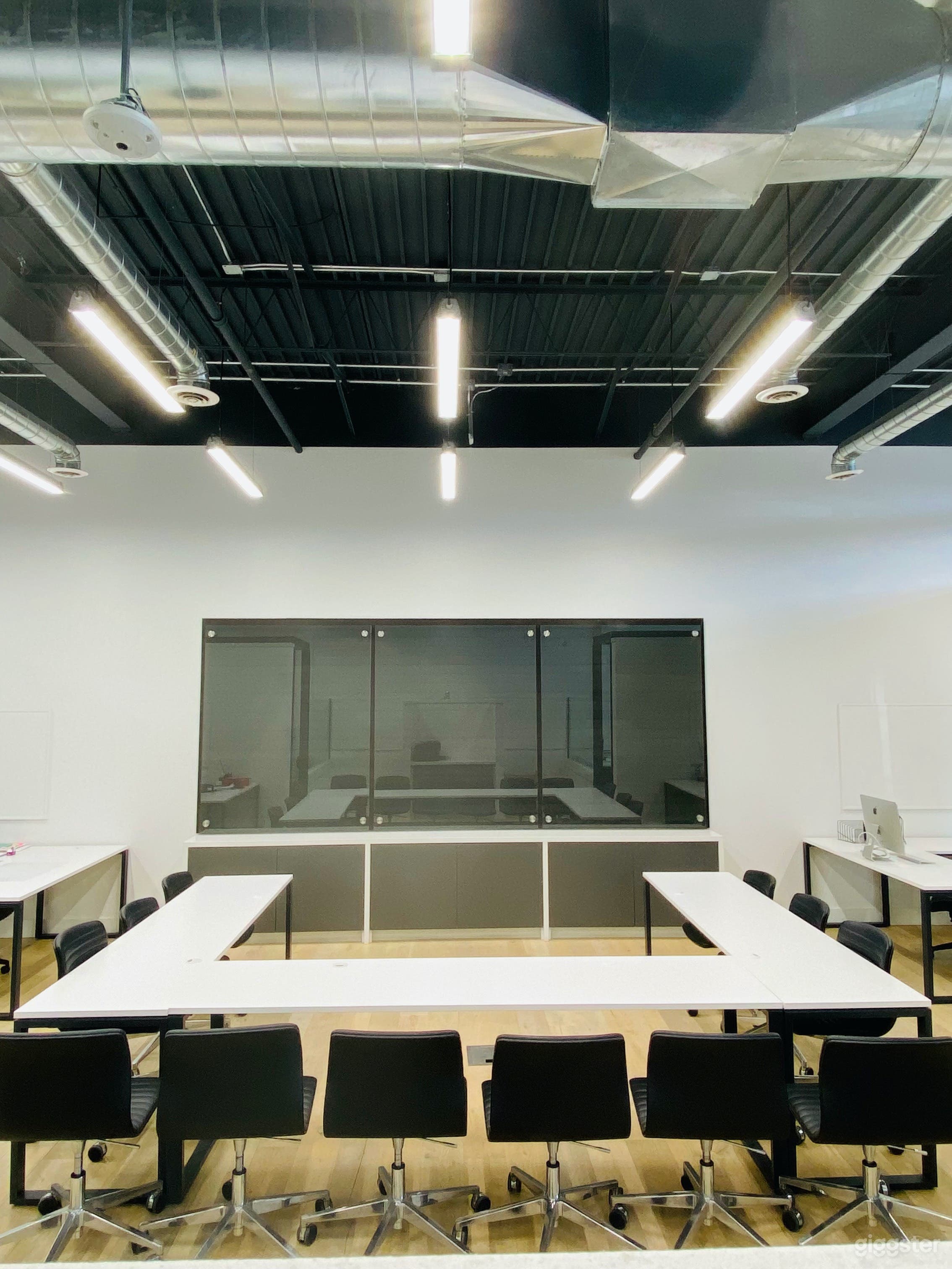 Full Private Suite (2200 sqft up to 30 persons) Photo 3