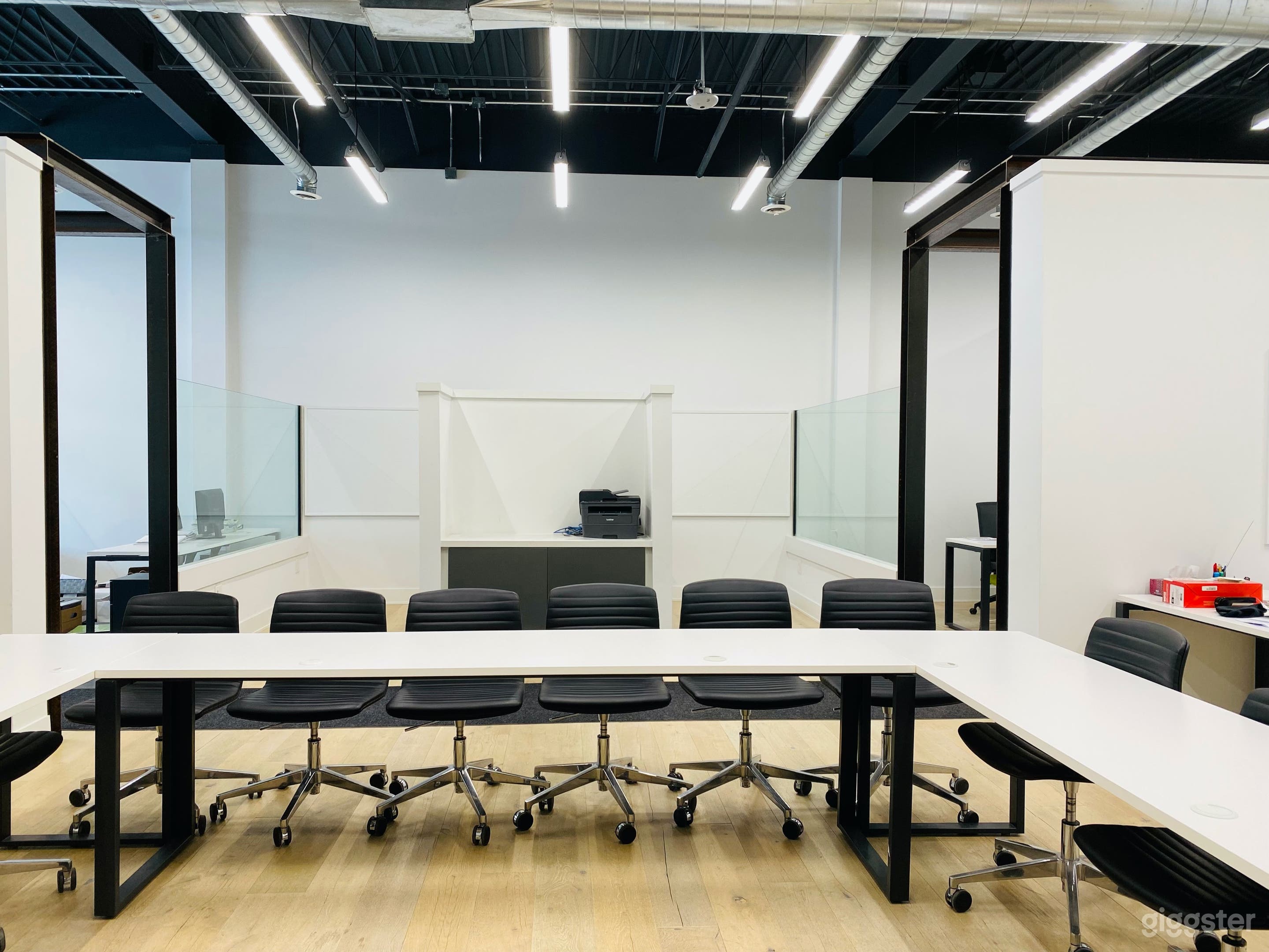 Full Private Suite (2200 sqft up to 30 persons) Photo 2