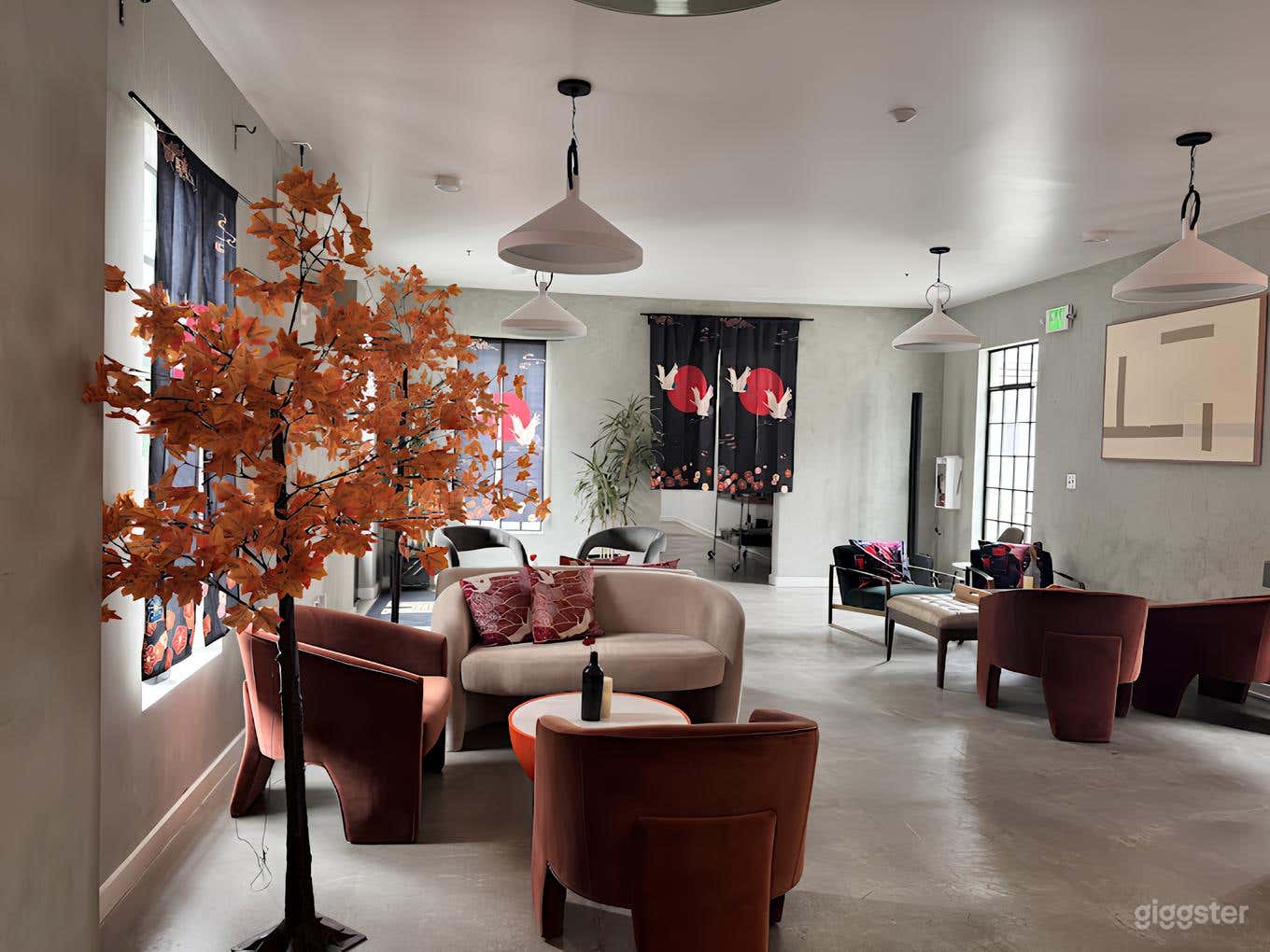 From sunset soirées to creative productions, this bright penthouse delivers sophistication and skyline magic.