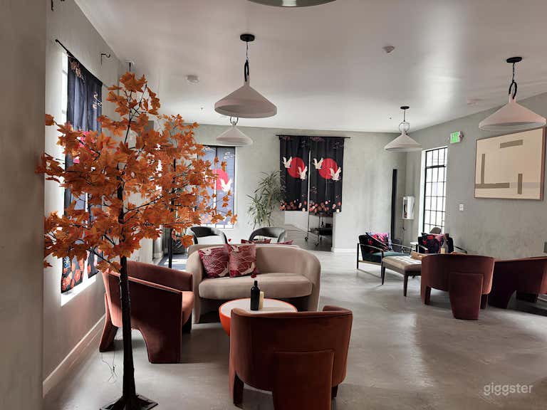  From sunset soirées to creative productions, this bright penthouse delivers sophistication and skyline magic. 