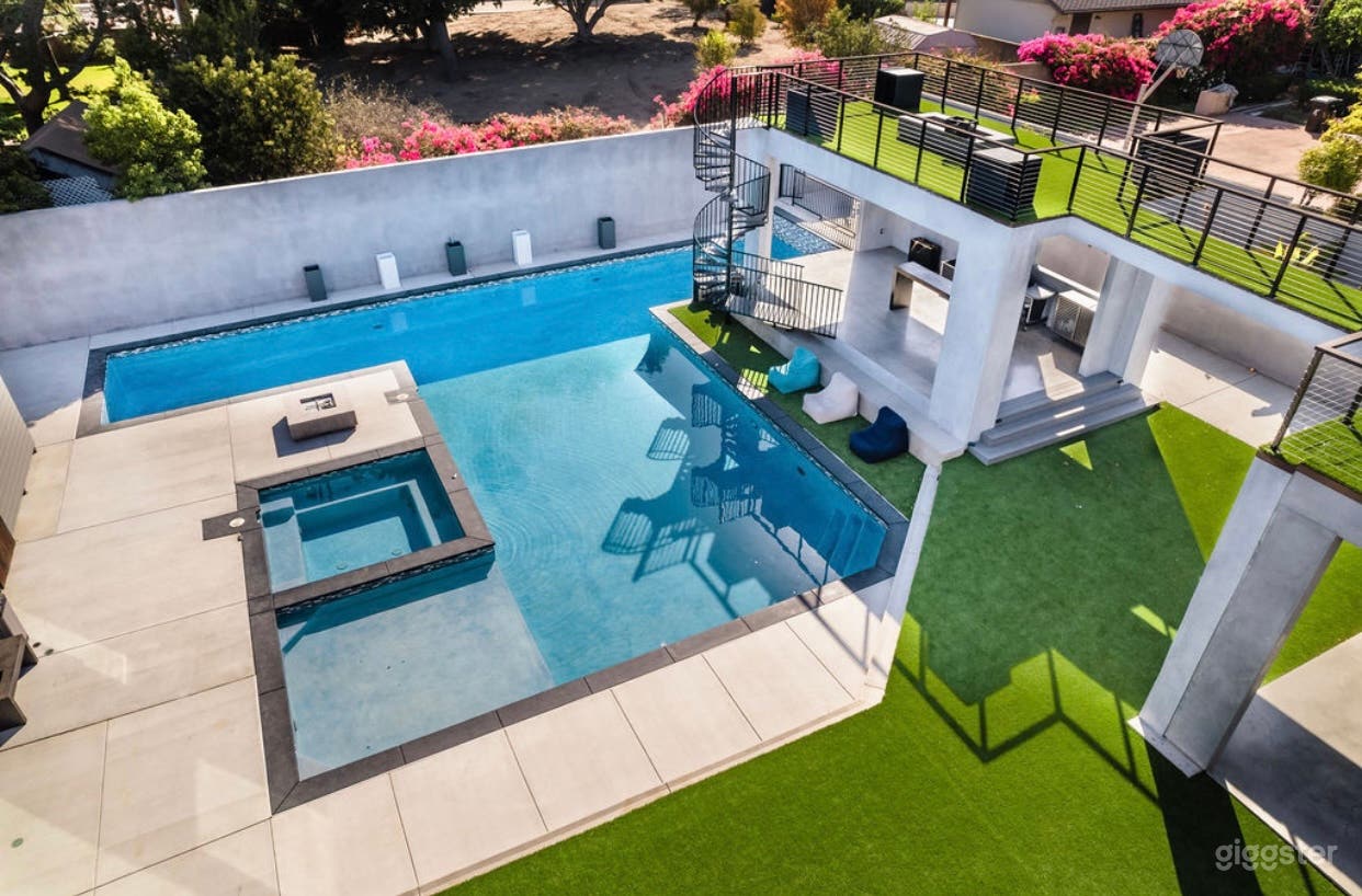 Pool, concrete and artificial grass. 