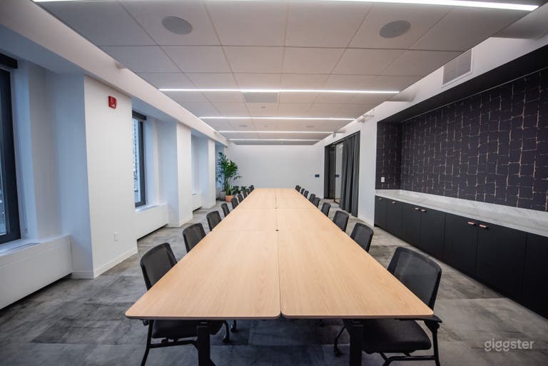  The Bayless – Spacious Private Boardroom with Dry Bar 