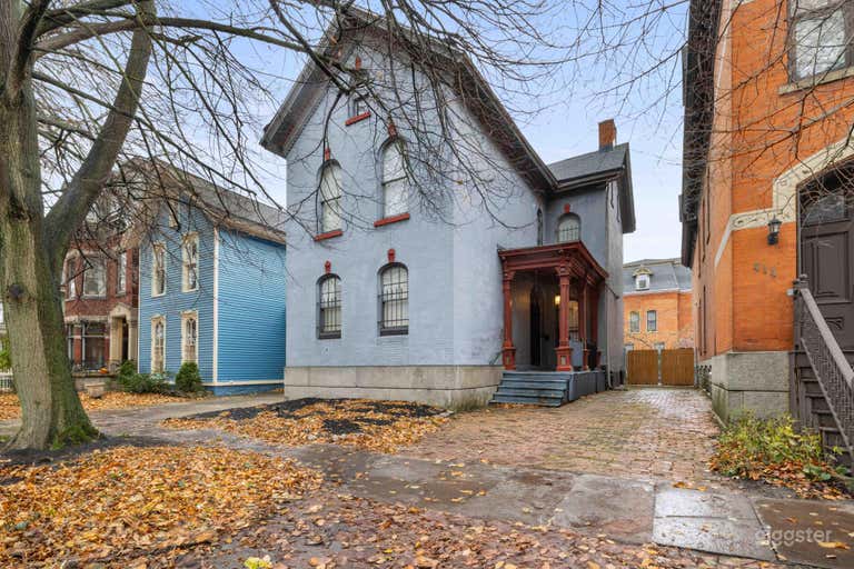  Victorian House - Brick Wall | Moldings | High Ceilings 