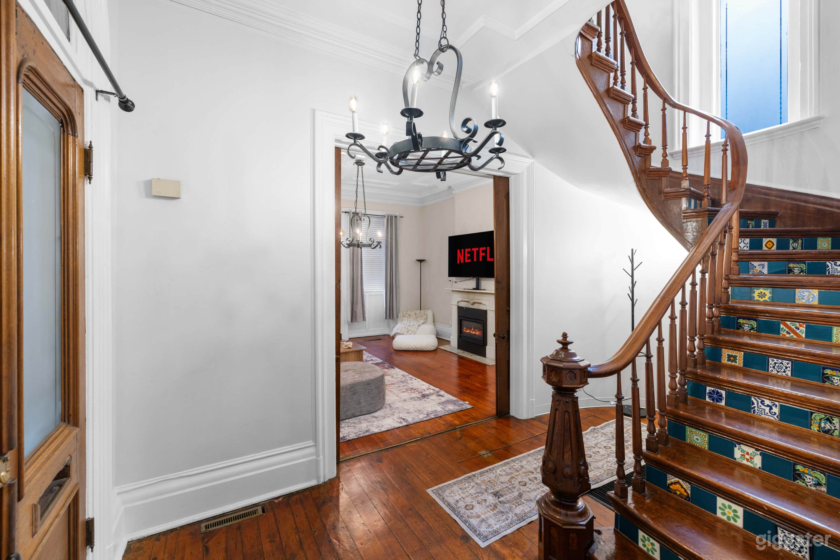 Victorian House - Brick Wall | Moldings | High Ceilings Photo 3