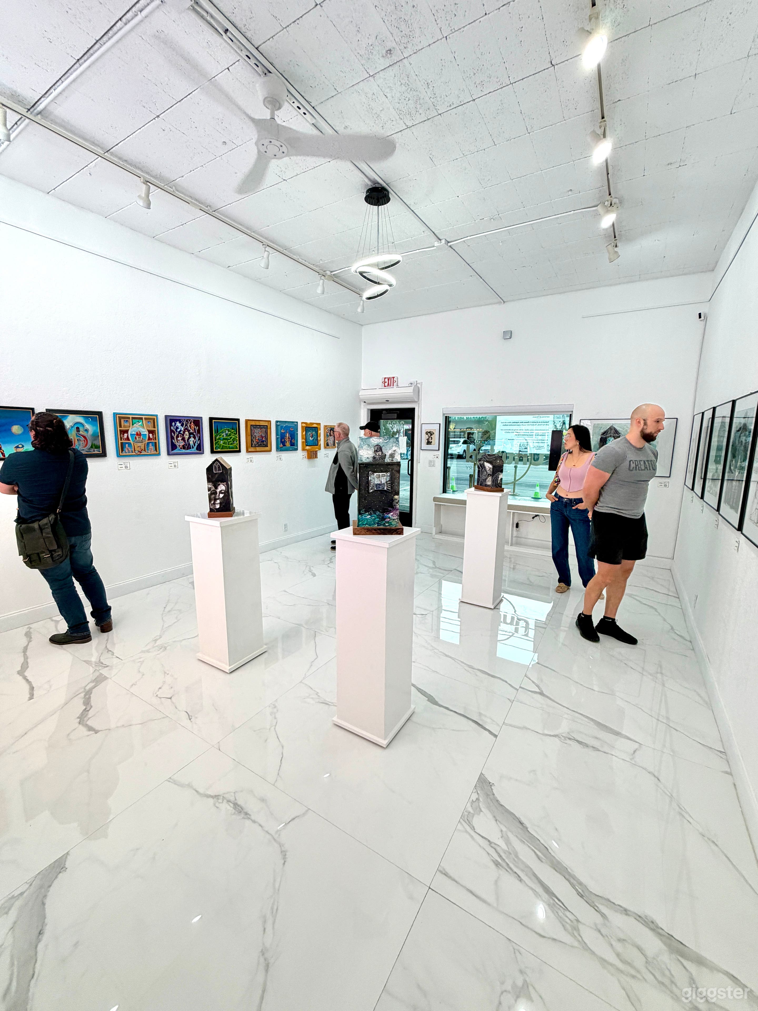 Modern Elegant Art Gallery Photo 3