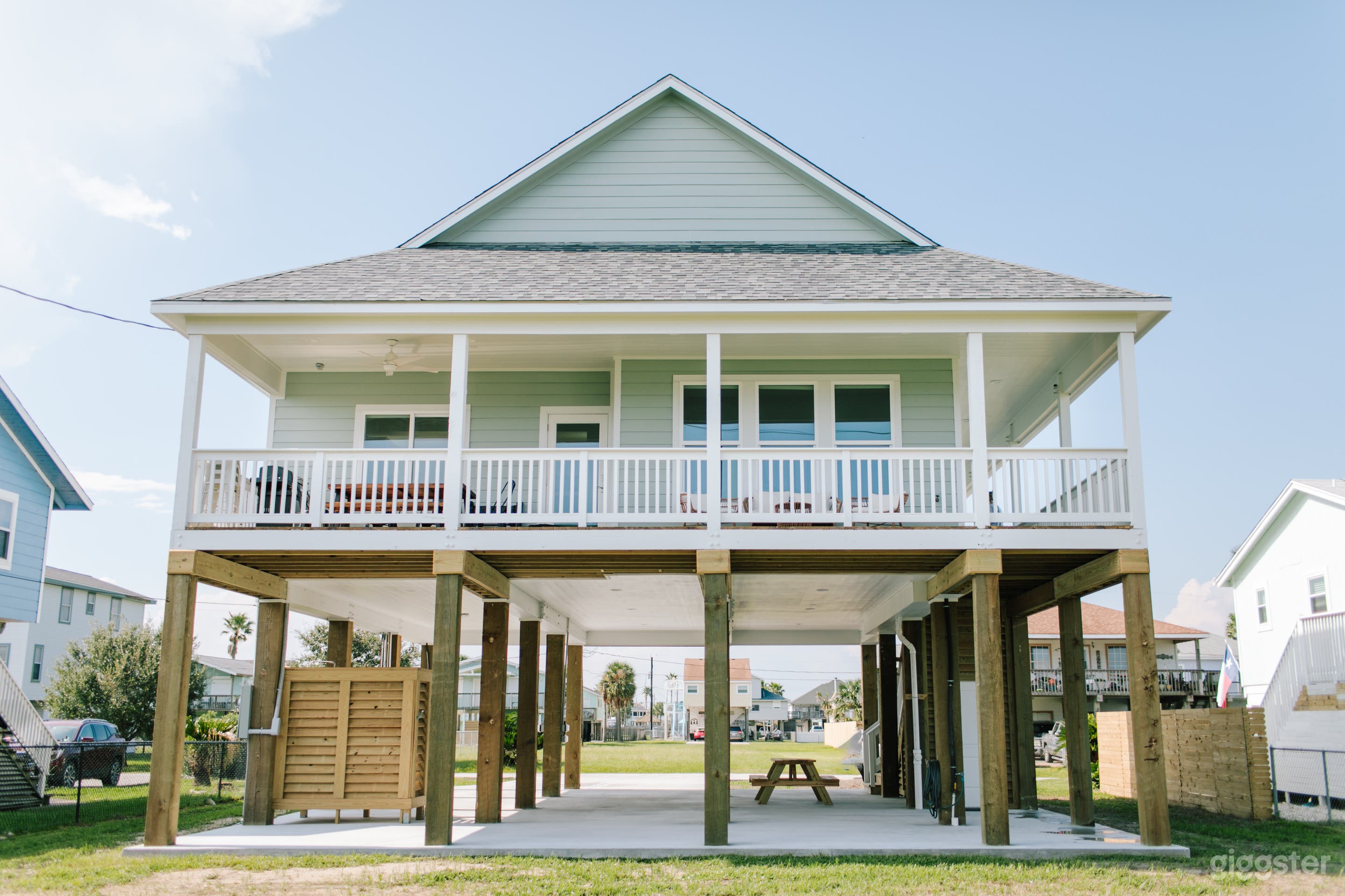 All White Interior Beach Home With Vaulted Ceiling Photo 2