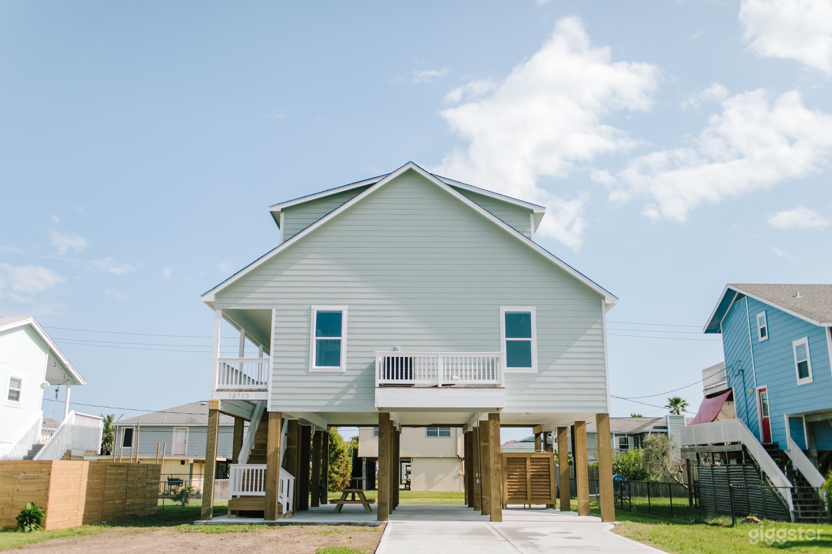 All White Interior Beach Home With Vaulted Ceiling Photo 4