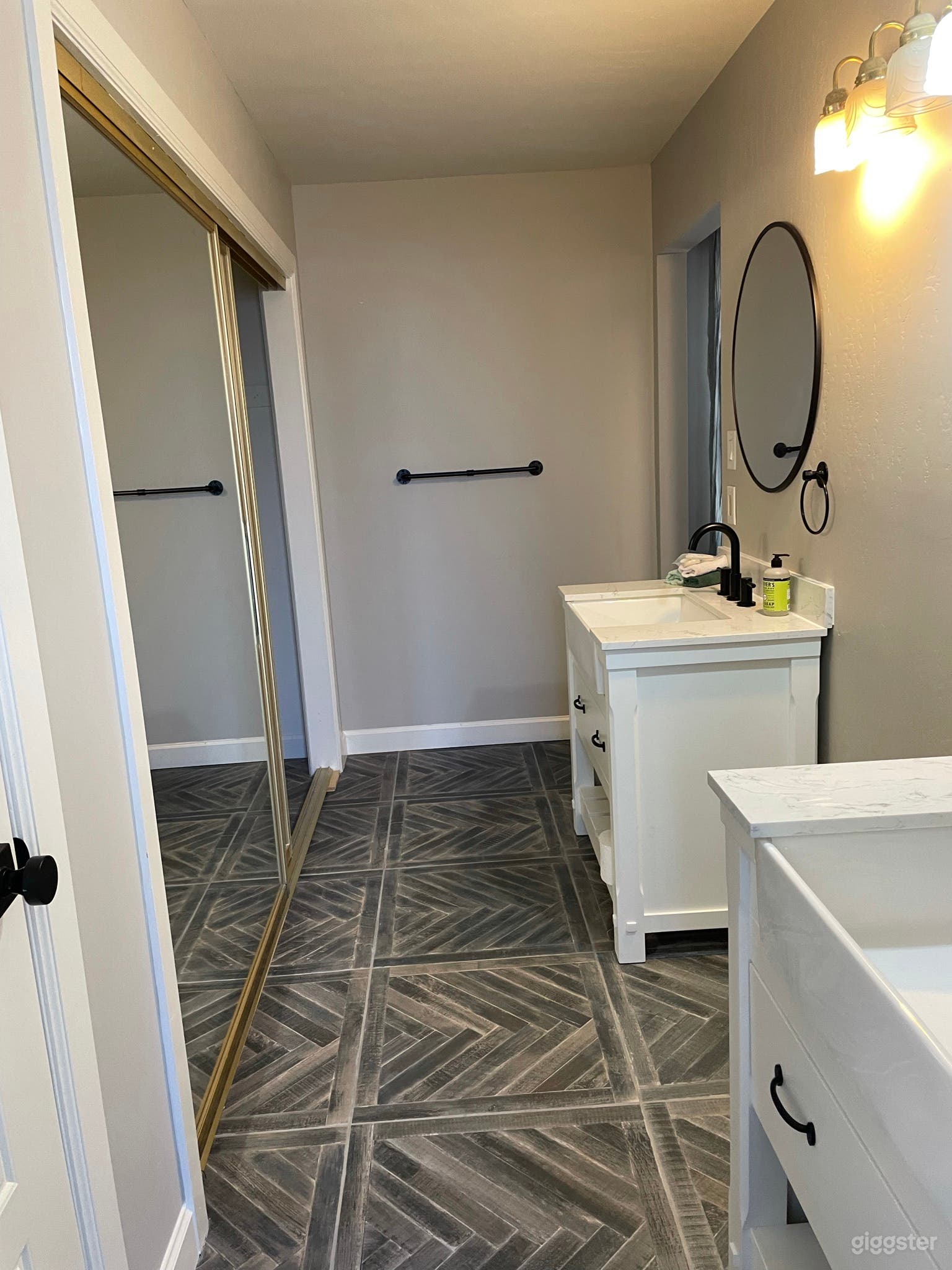 Remodeled and furnished Tram home  Photo 3