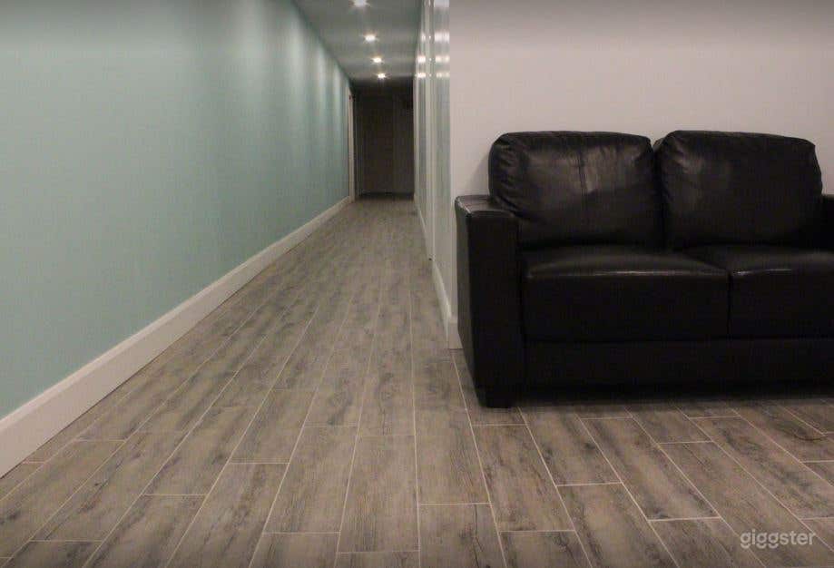 Studio B - Modern and Bright Room for Small to Medium Groups Photo 2