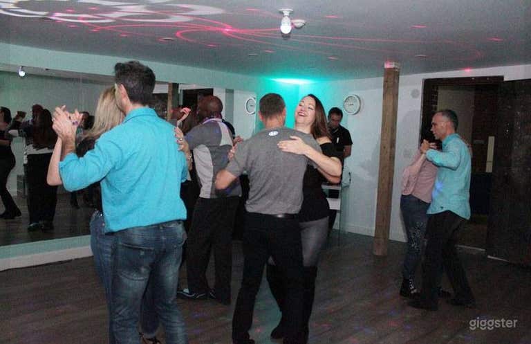  Studio B - Modern and Bright Room for Small to Medium Groups 