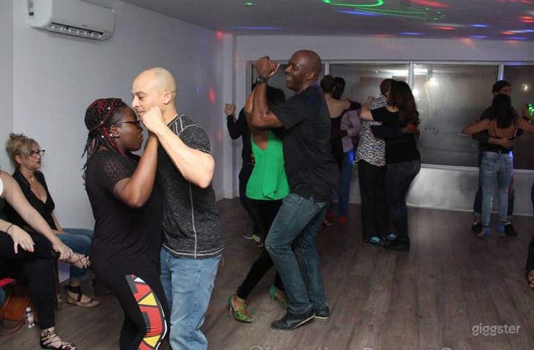  Studio B - Modern and Bright Room for Small to Medium Groups 