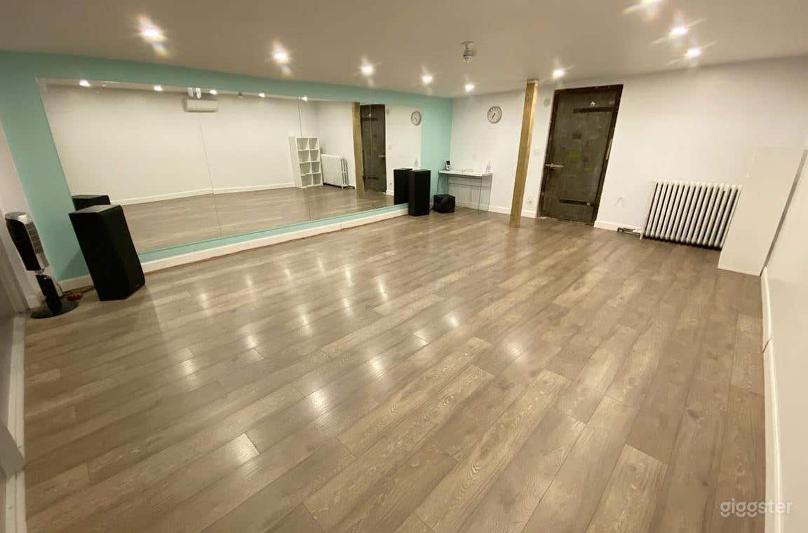 Studio B - Modern and Bright Room for Small to Medium Groups Photo 1