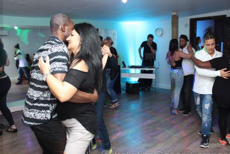  Studio B - Modern and Bright Room for Small to Medium Groups 