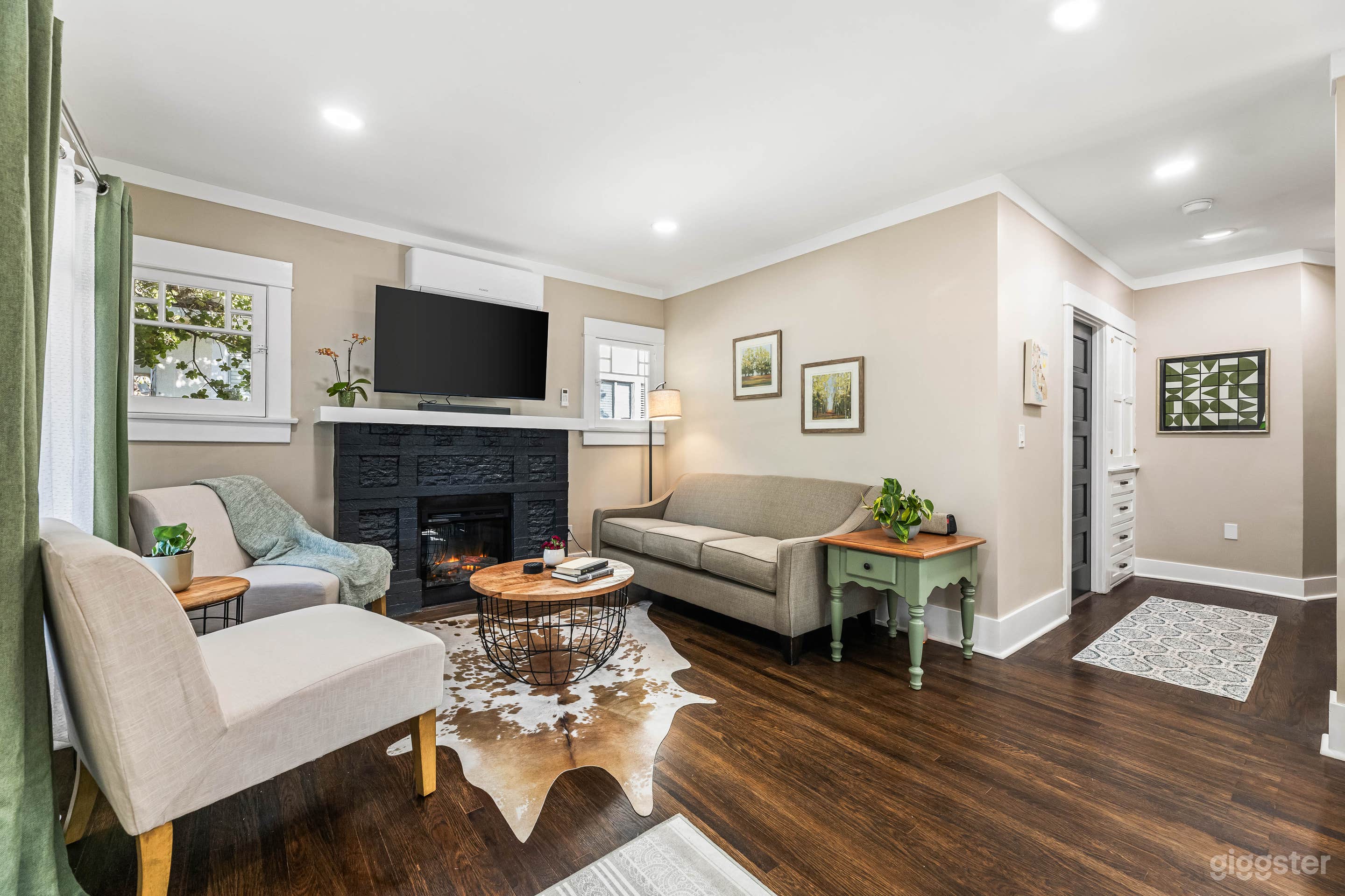 Camera-Ready Craftsman in Hollywood Photo 1