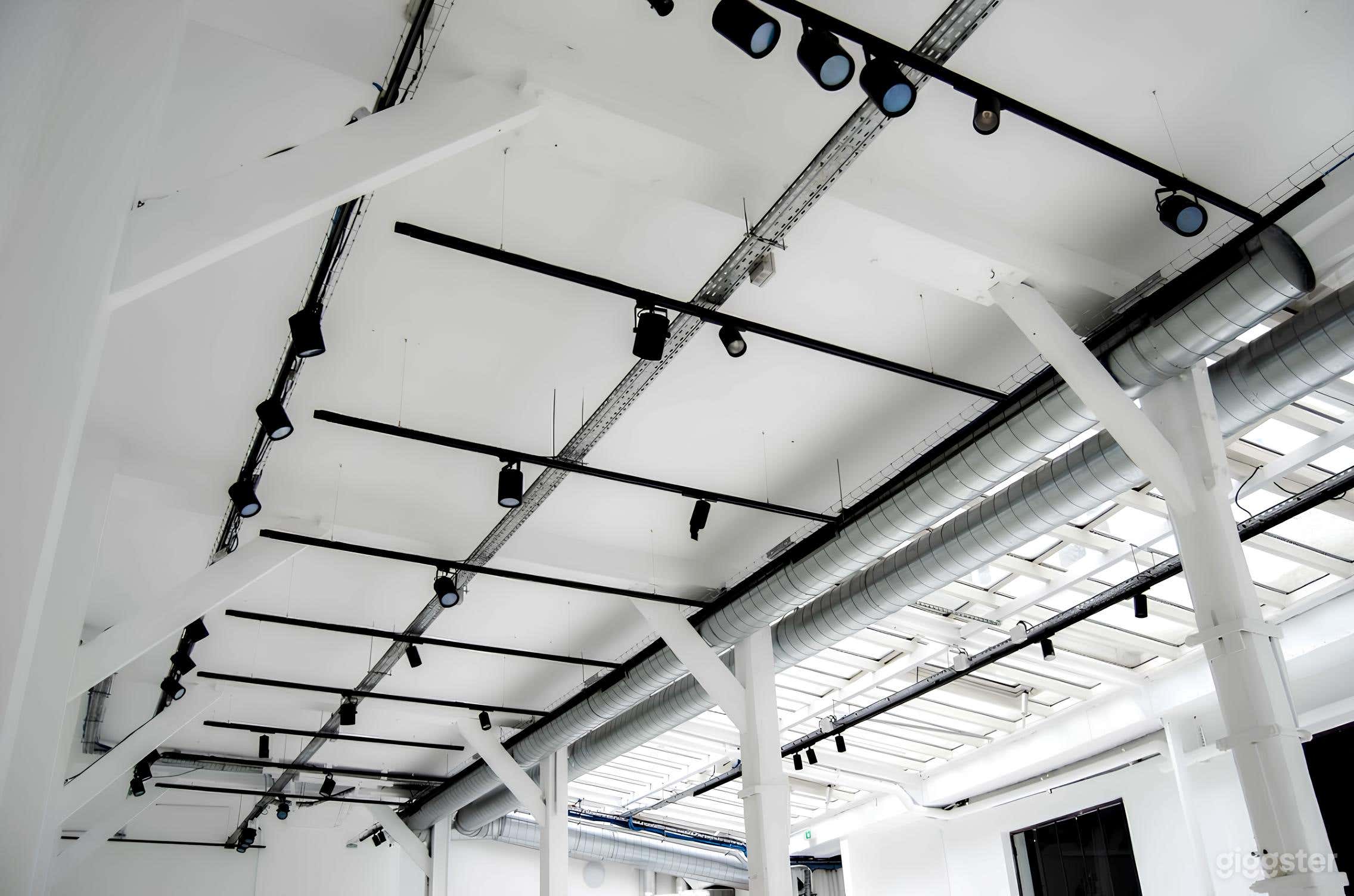 Minimal Showroom and Photo Studio (Full Buyout) Photo 4