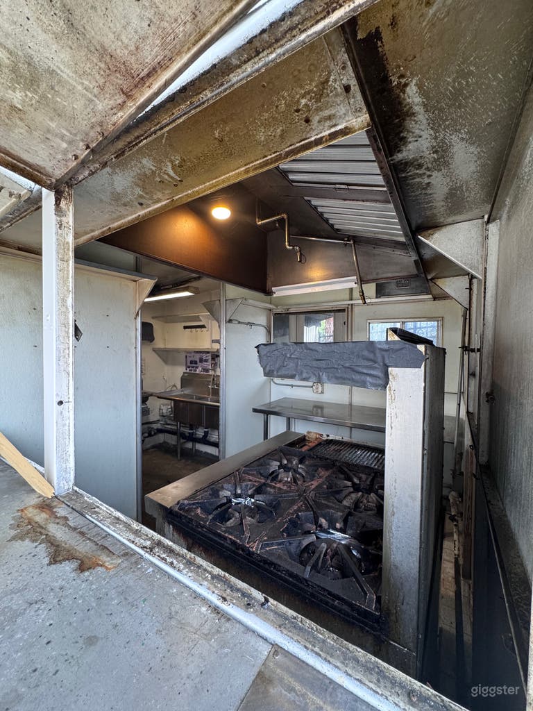  Vintage Burger / Outdoor Seating / Parking 