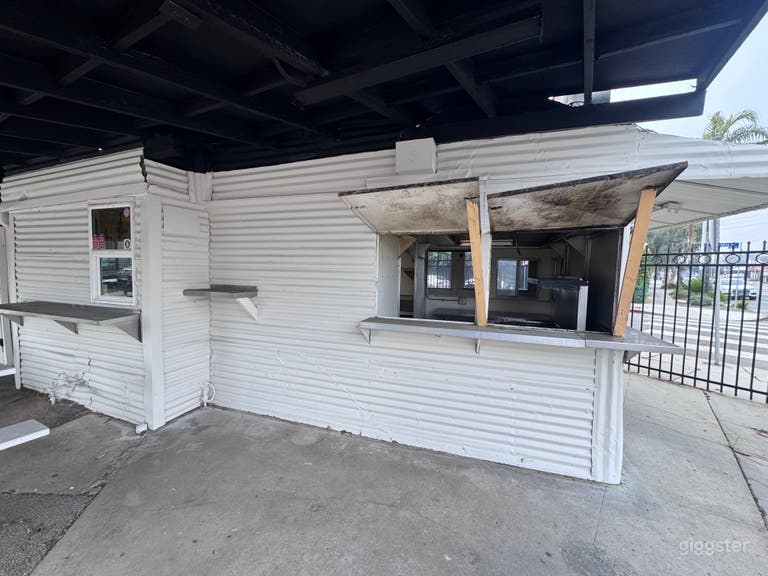  Vintage Burger / Outdoor Seating / Parking 