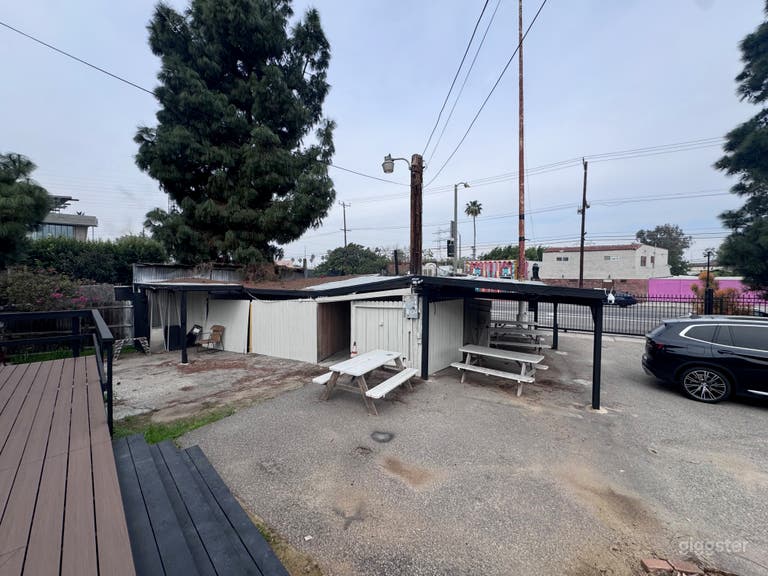  Vintage Burger / Outdoor Seating / Parking 