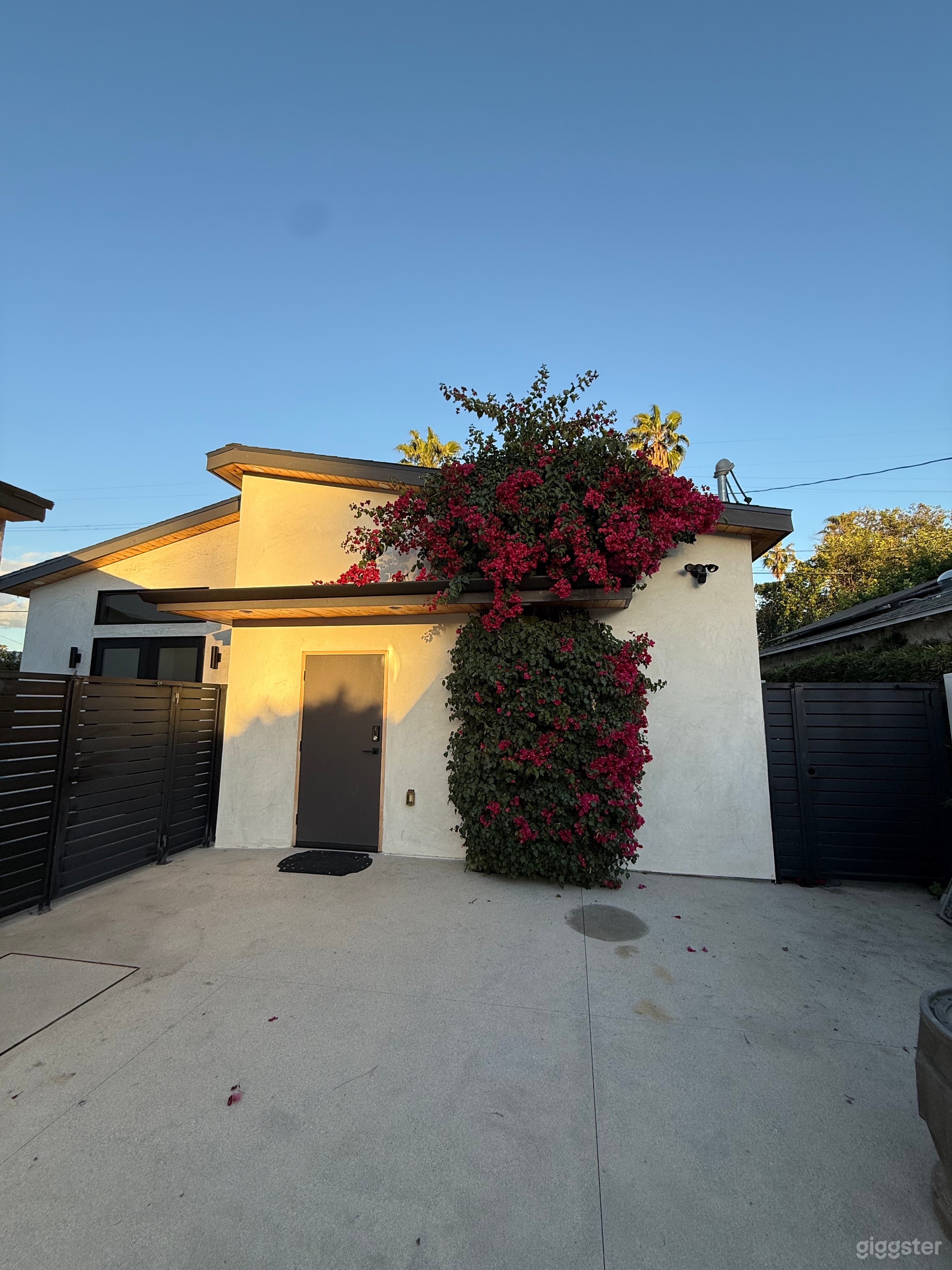 Contemporary ADU + Pro Music Studio | Indoor-Outdoor Space Photo 4