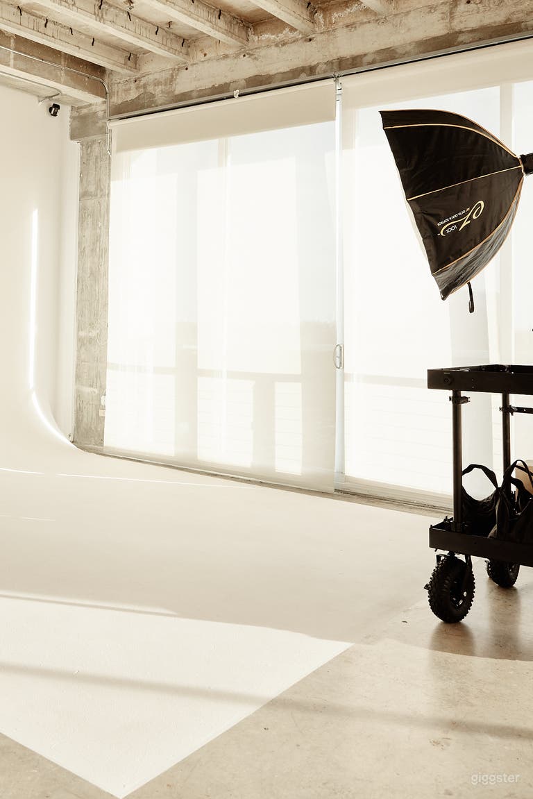  Daylight Loft Photo Studio with High Ceilings 