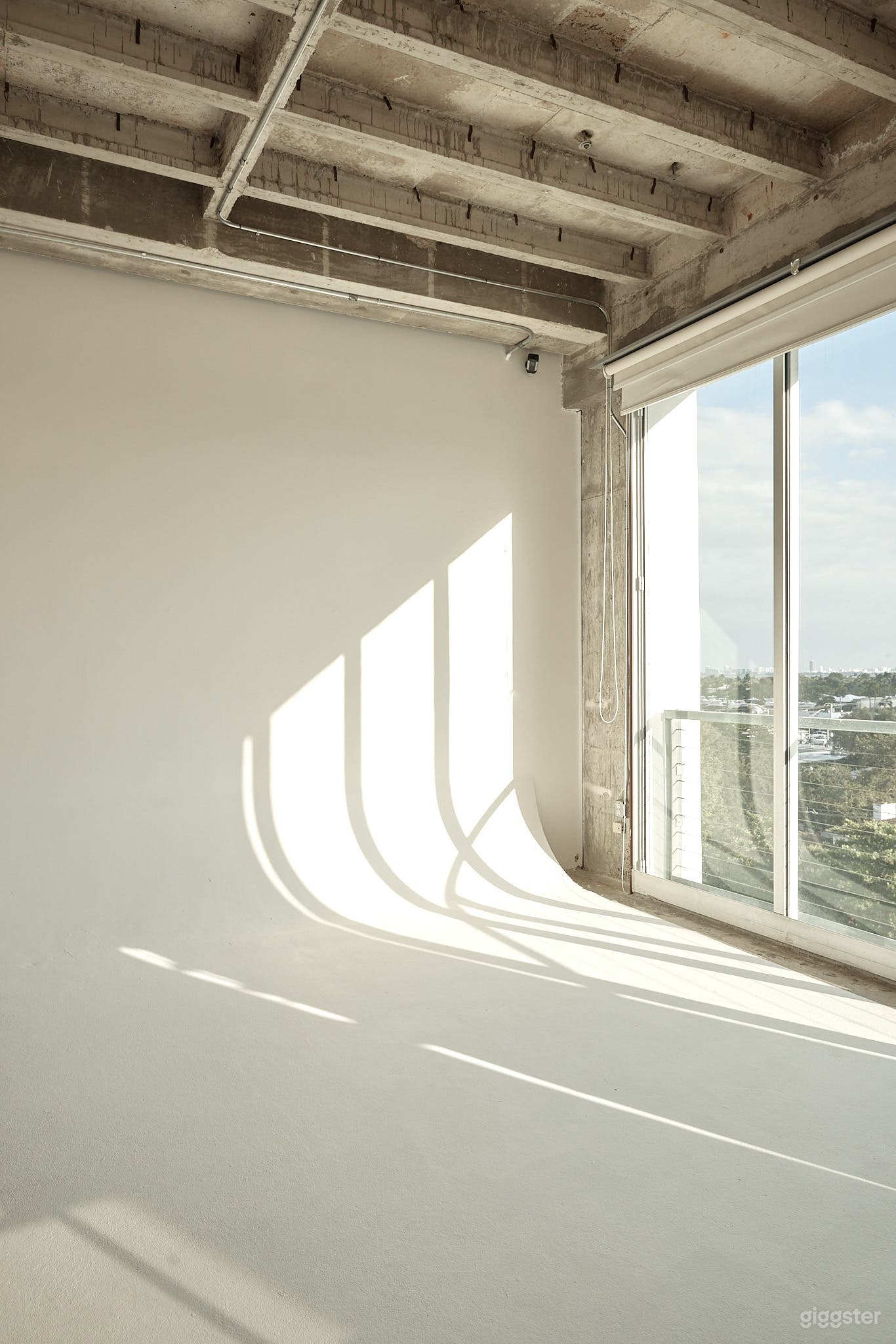 Daylight Loft Photo Studio with High Ceilings Photo 4