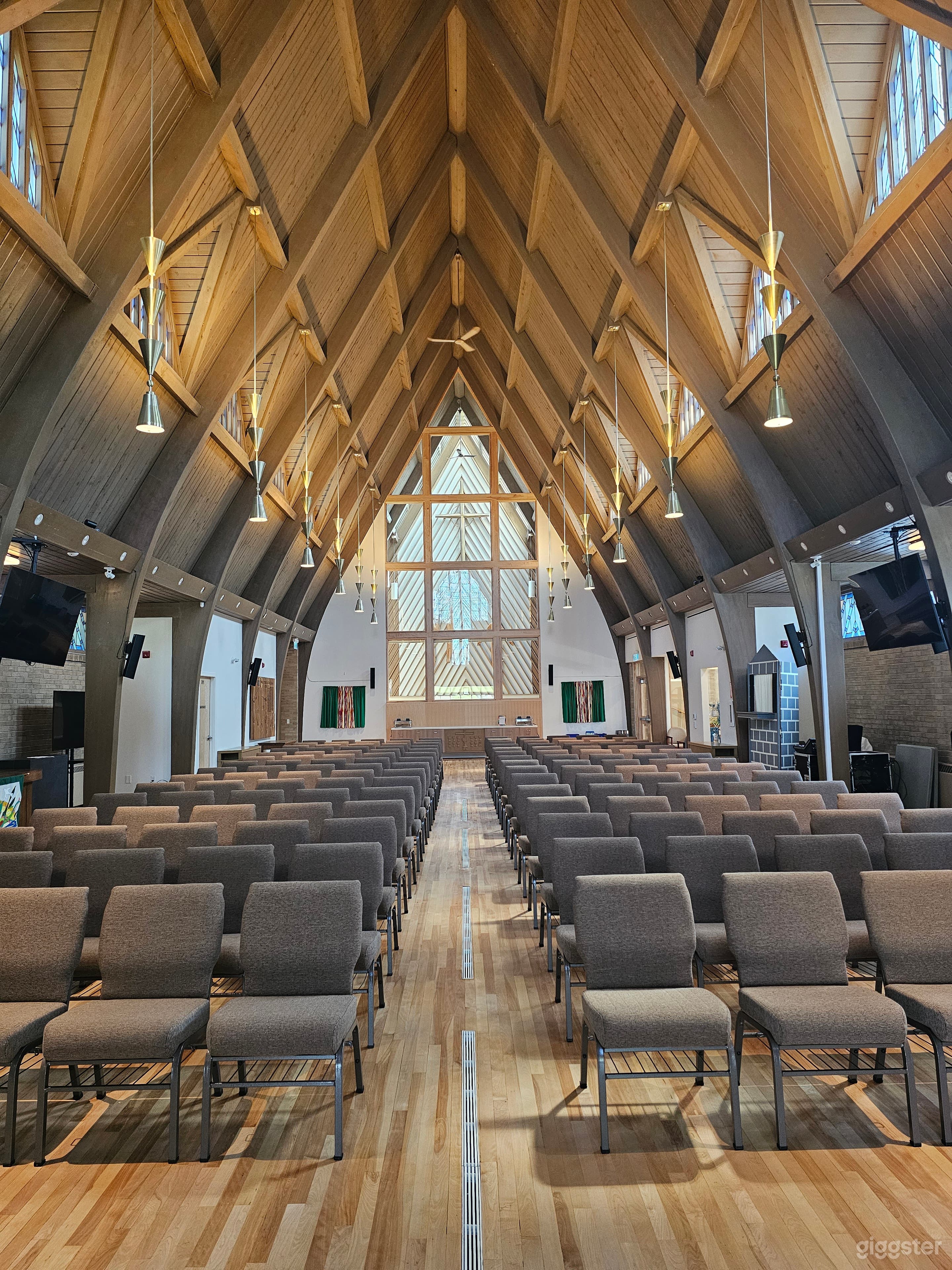 Bright, Spacious Event Hall Photo 4