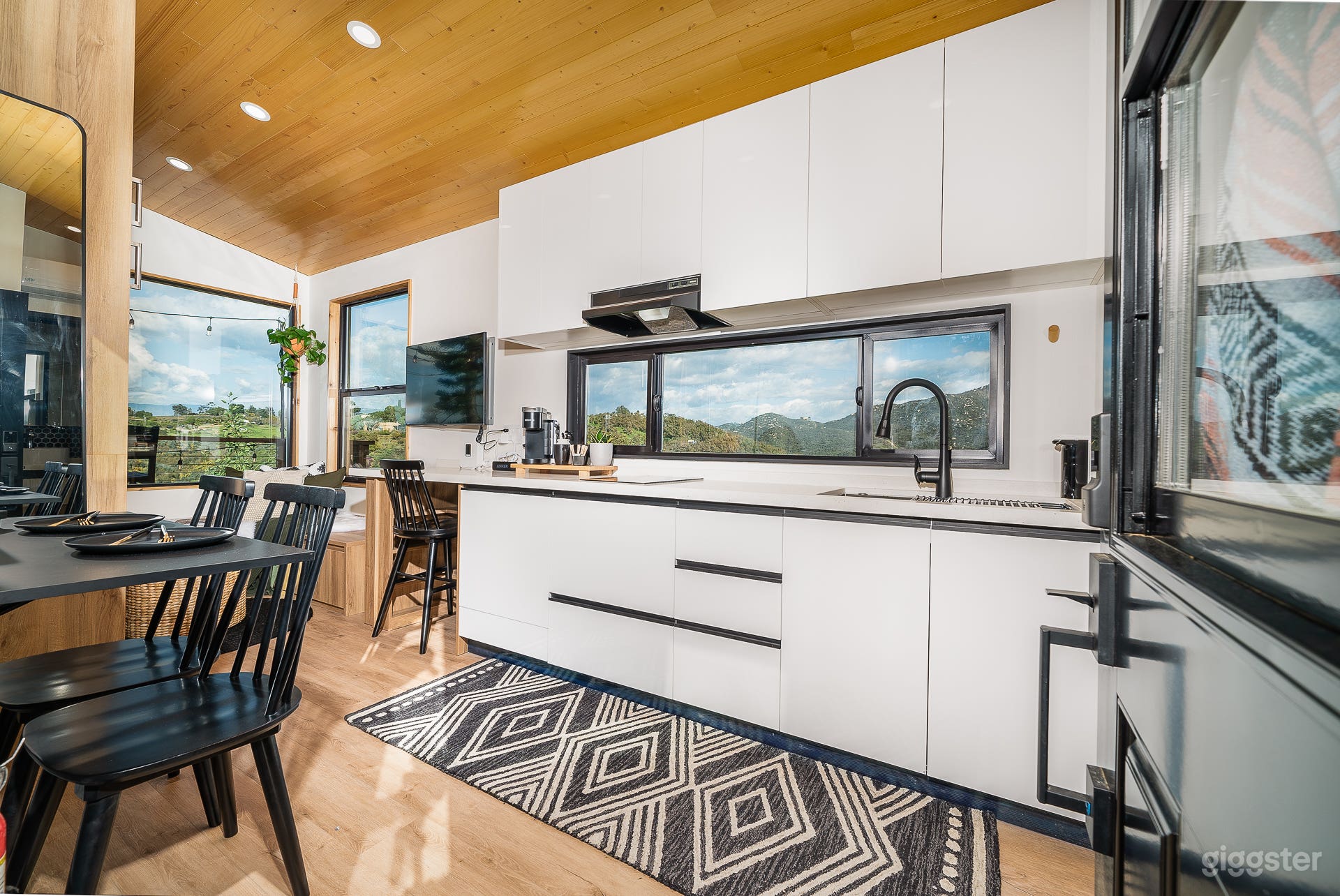 The Den - Tiny Home on large private lot Photo 4