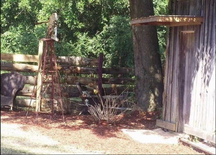 Rustic Log Barn Photo 4