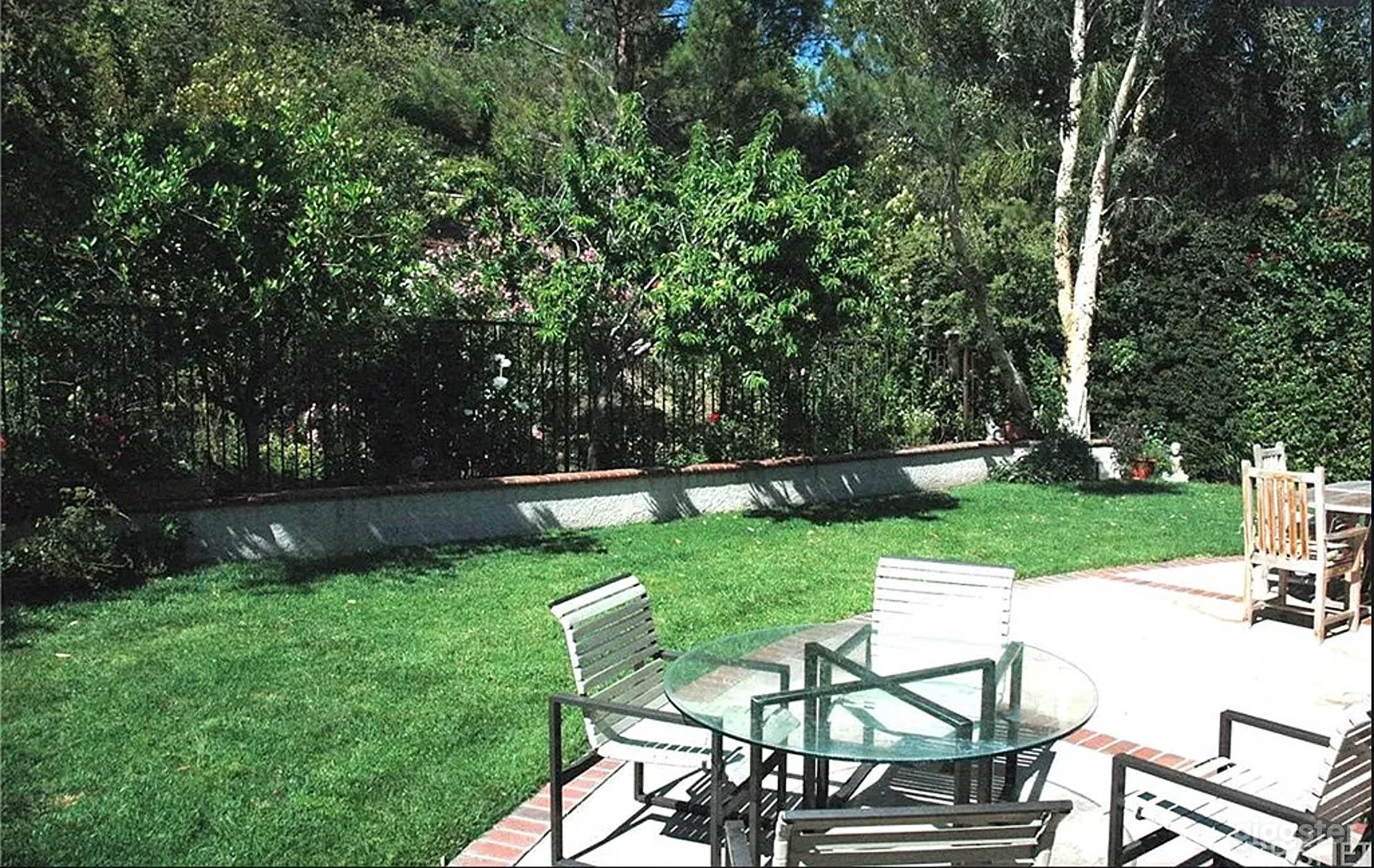 Spacious 4-Bedroom 2500 Sq Ft Home  Photo 2