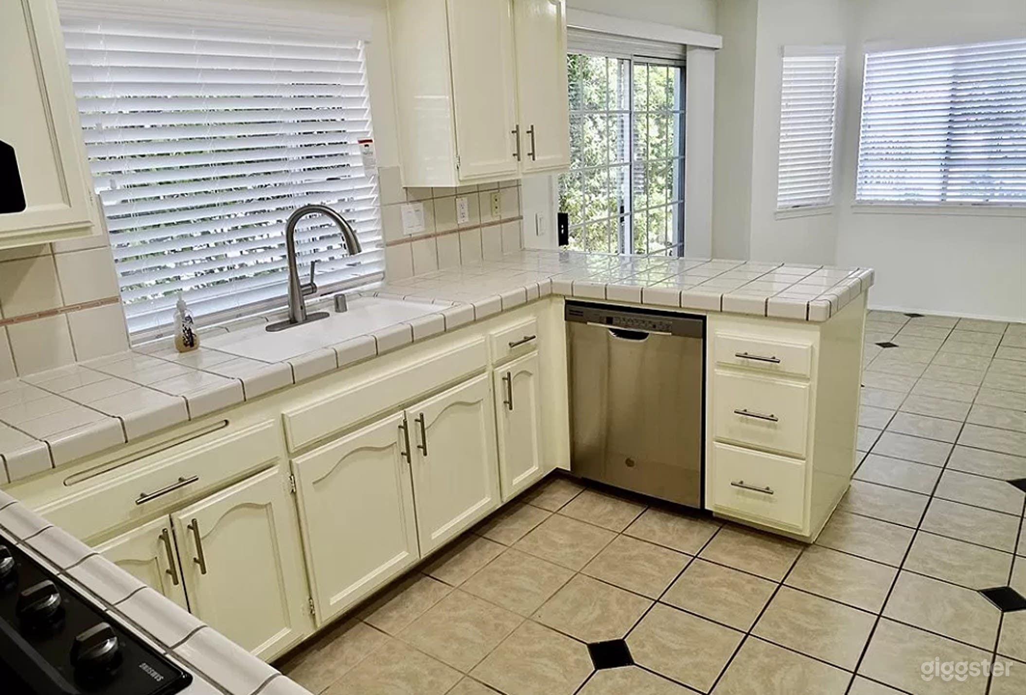 Spacious 4-Bedroom 2500 Sq Ft Home  Photo 3