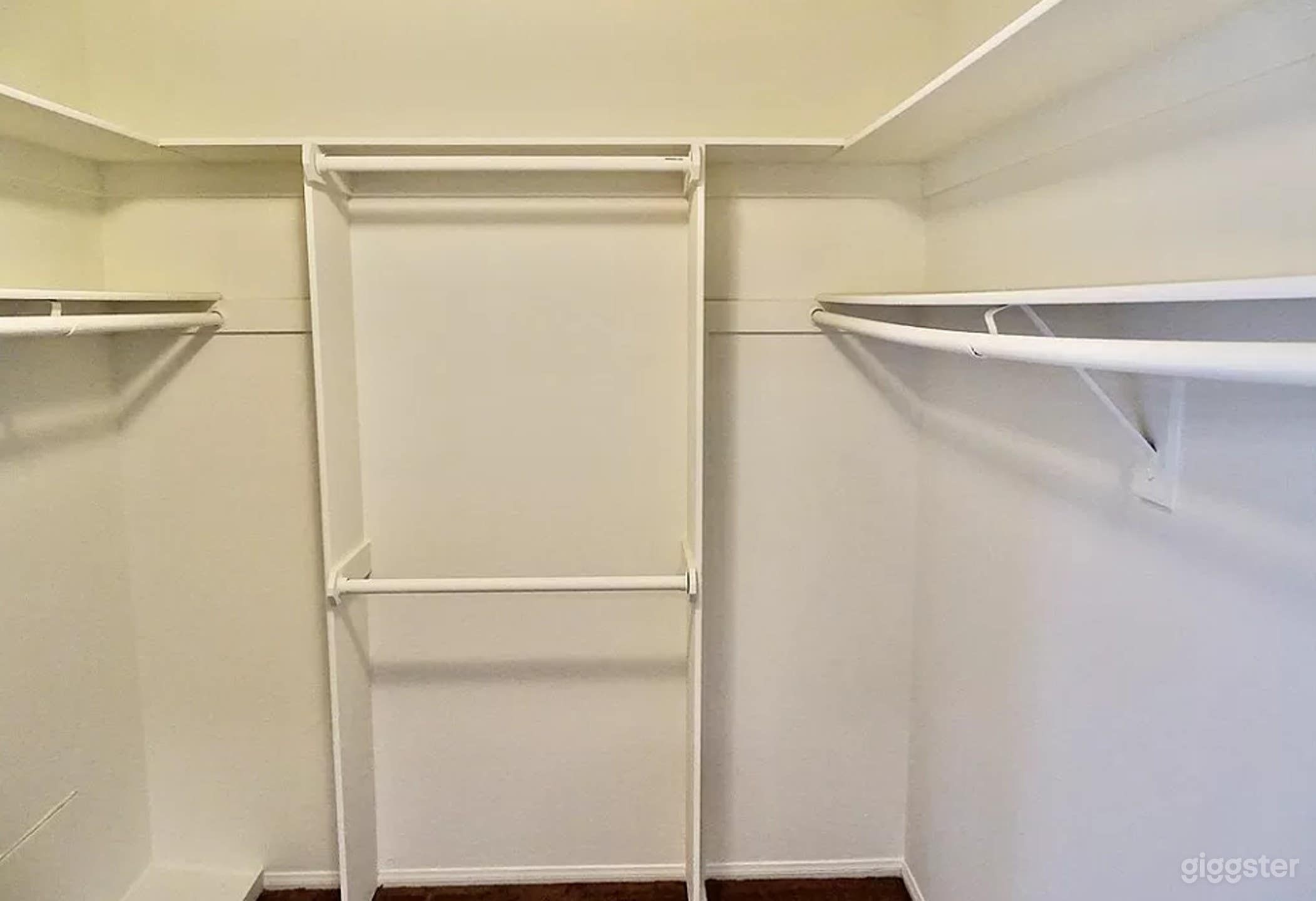 Spacious 4-Bedroom 2500 Sq Ft Home  Photo 4