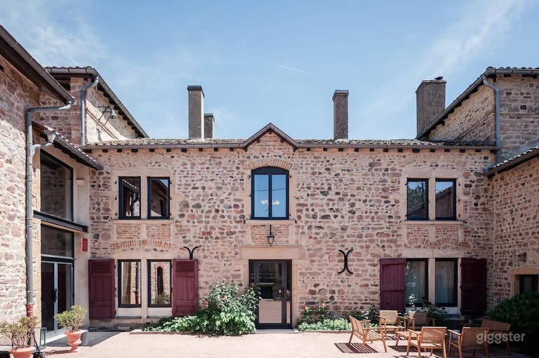   The Main Courtyard: Le court 