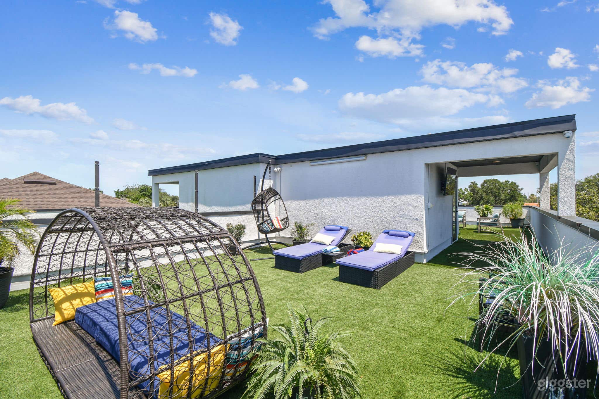 Indoor/Outdoor Entertaining Rooftop &amp; Lanai Photo 4