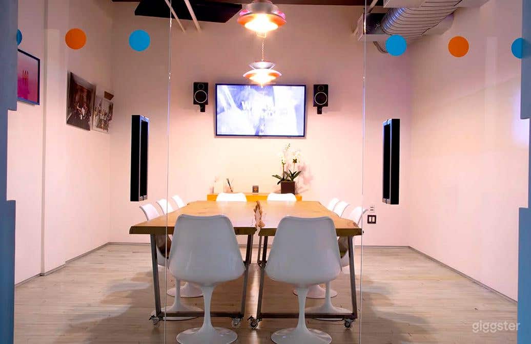 Cozy Conference Room w/ Complete Amenities in NYC Photo 3