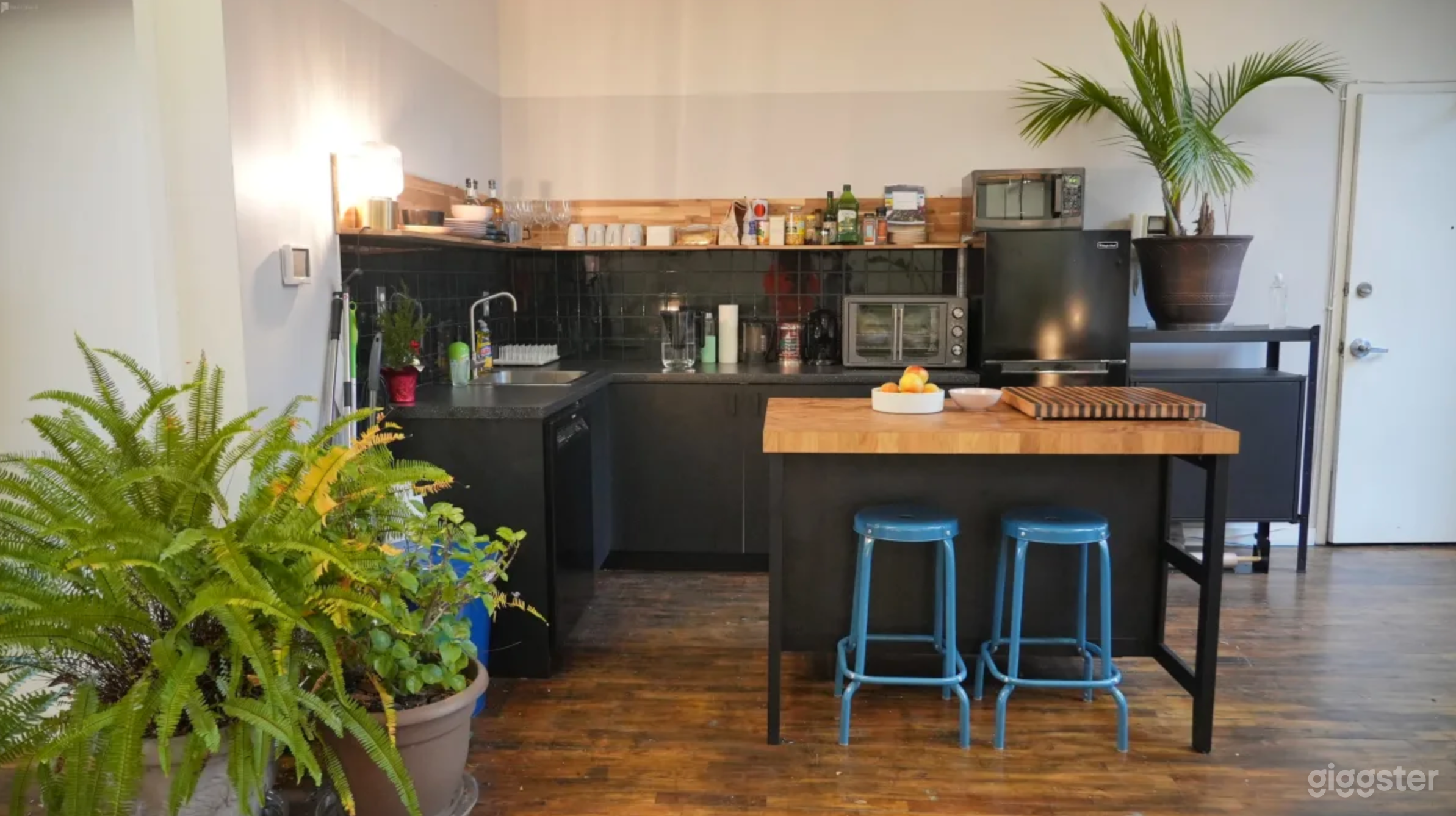 Cozy Williamsburg Event Space & Photo Studio Photo 4