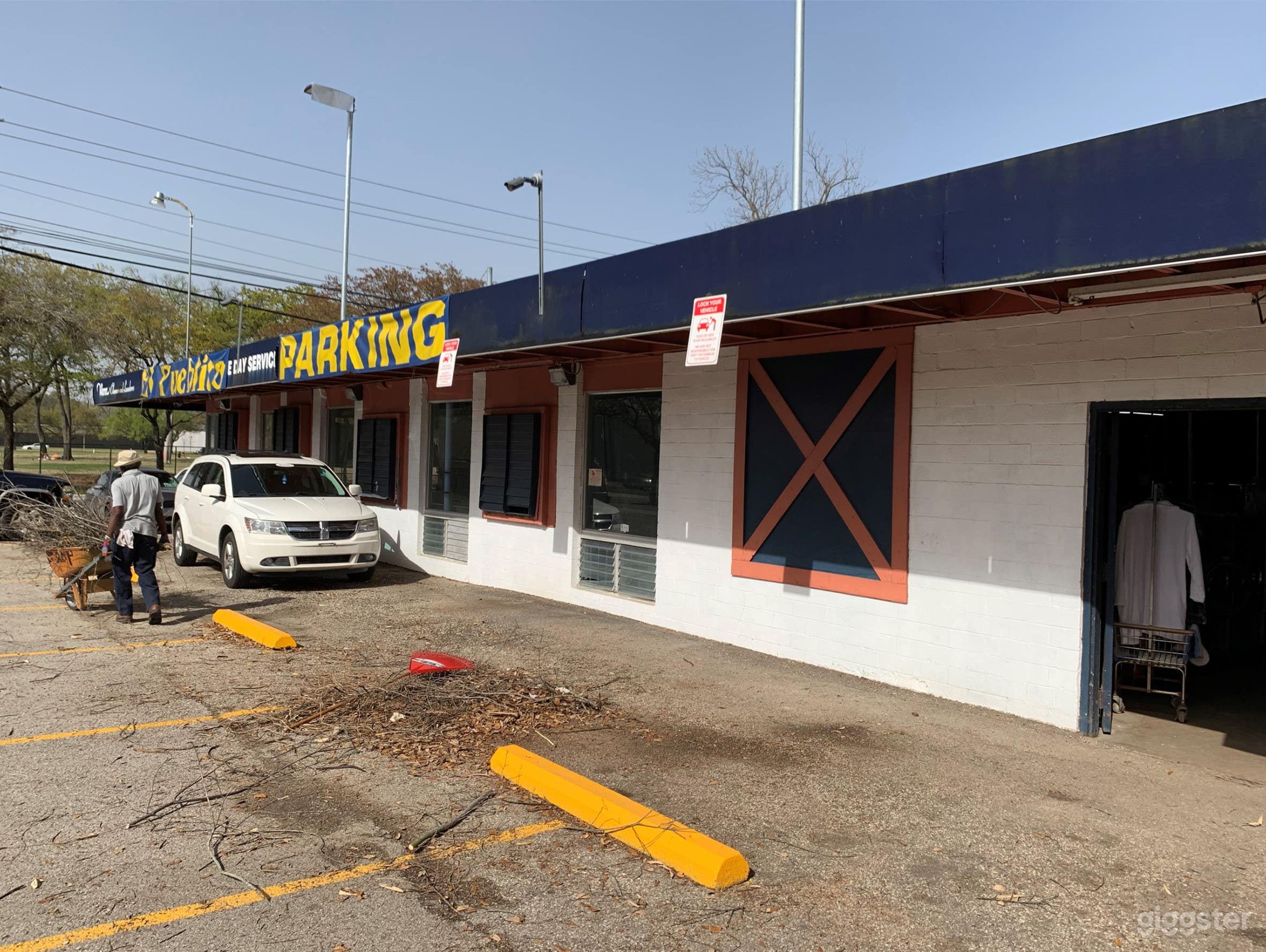 Washer-Laundry Business with plenty of parking spaces in Houston Texas Photo 4