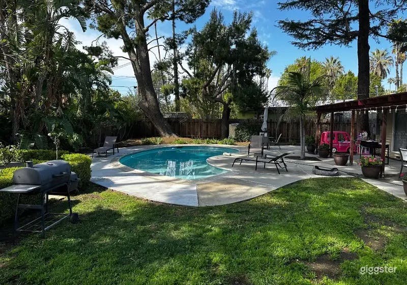 Pool in a Charming and Bright Home Photo 4