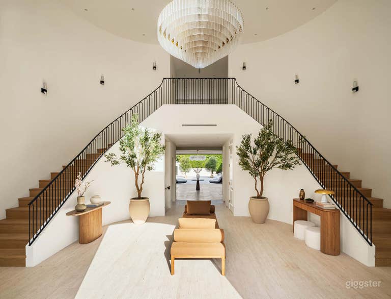  Villa Royale by LuxJB: New 55,000 sqft Modern Mansion in Beverly Hills Flats w PICKLEBALL &amp; BASKETBALL COURT, MINI GOLF, Chef, Cinema, Sauna, Gym. 